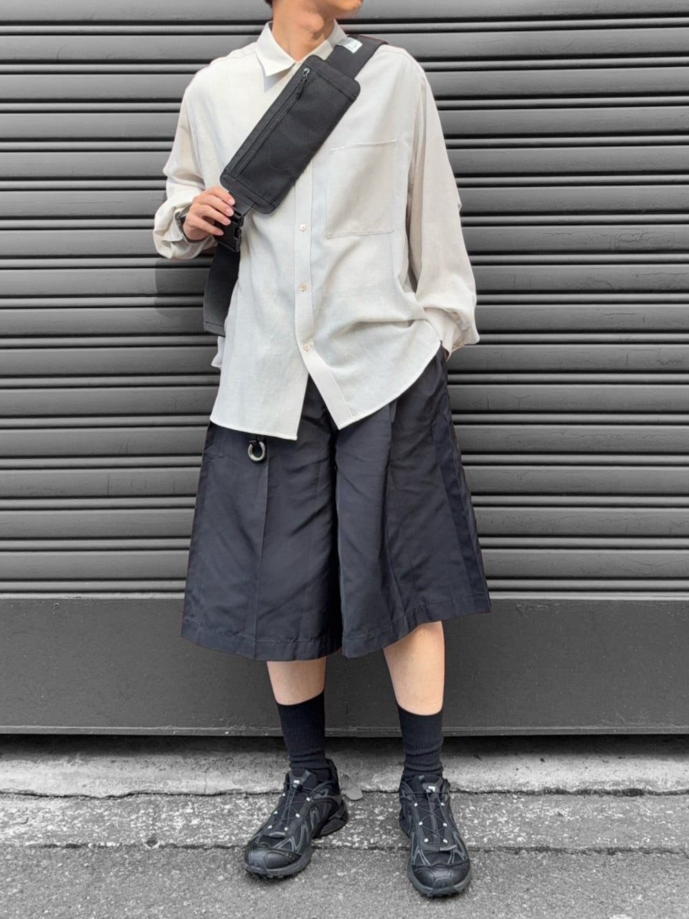 ブラック系のその他パンツ、ホワイト系のシャツ/ブラウス、ブラック系のショルダーバッグを着用したメンズの夏コーディネートの1枚目の写真