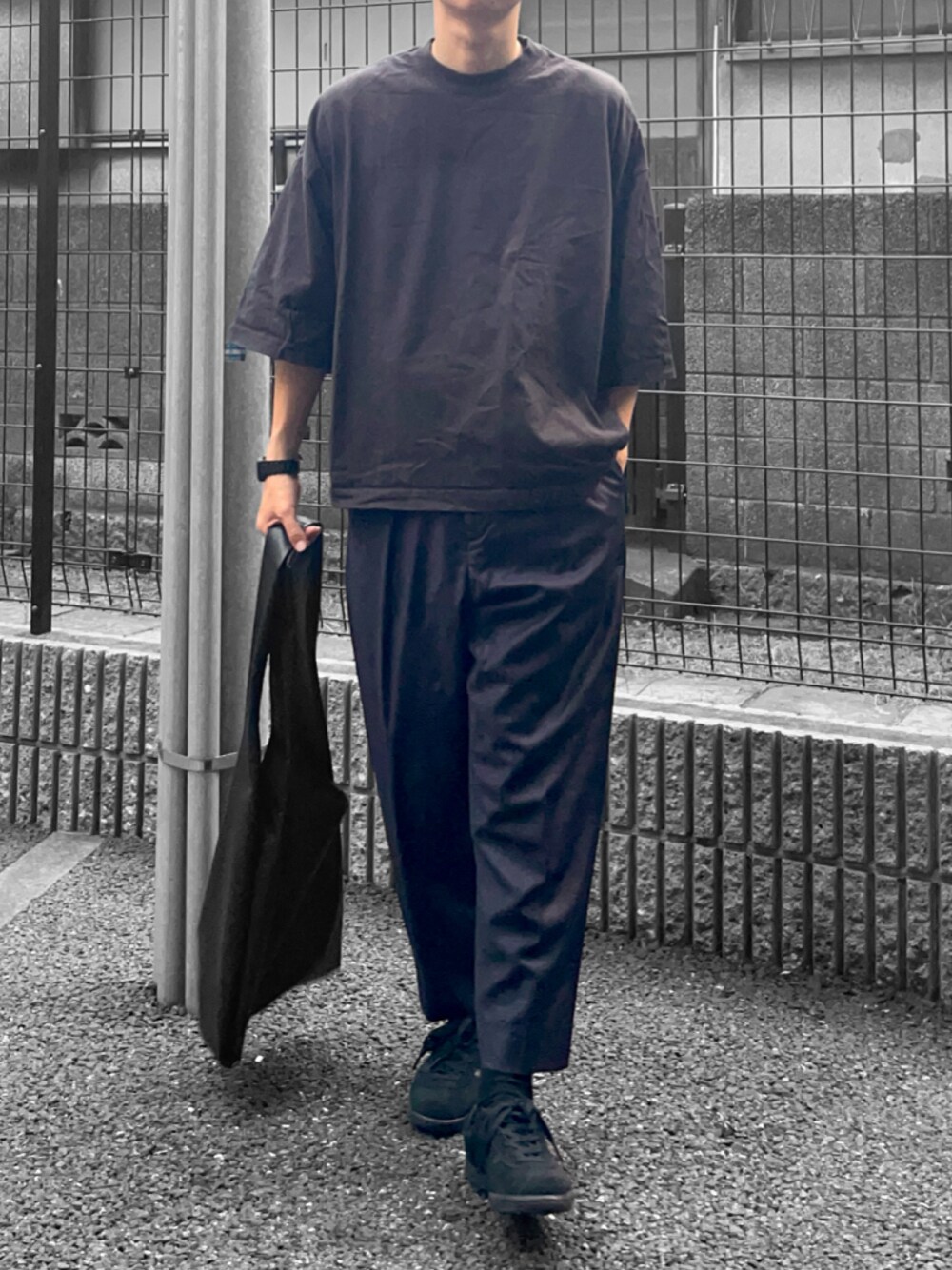 ブラック系のTシャツ/カットソー、ブルー系のスラックス、ブラック系のトートバッグを着用したメンズの夏コーディネートの1枚目の写真