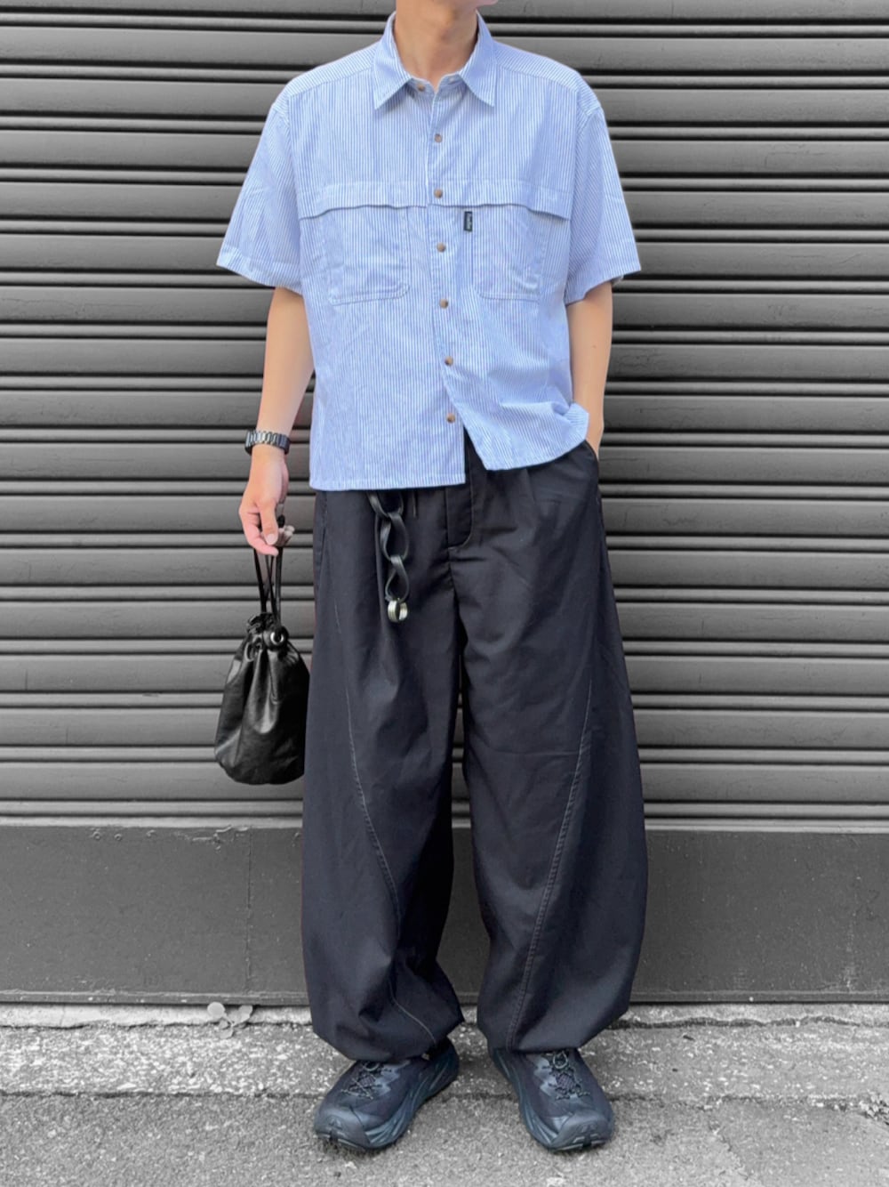 その他のシャツ/ブラウス、ブラック系のスラックス、ブラック系のショルダーバッグを着用したメンズの夏コーディネートの1枚目の写真