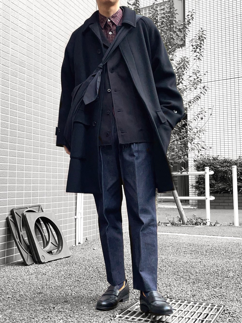 ブラック系のジャケット/アウター、ブラウン系のシャツ/ブラウス、ブラック系のその他アウターを着用したメンズの冬コーディネートの1枚目の写真