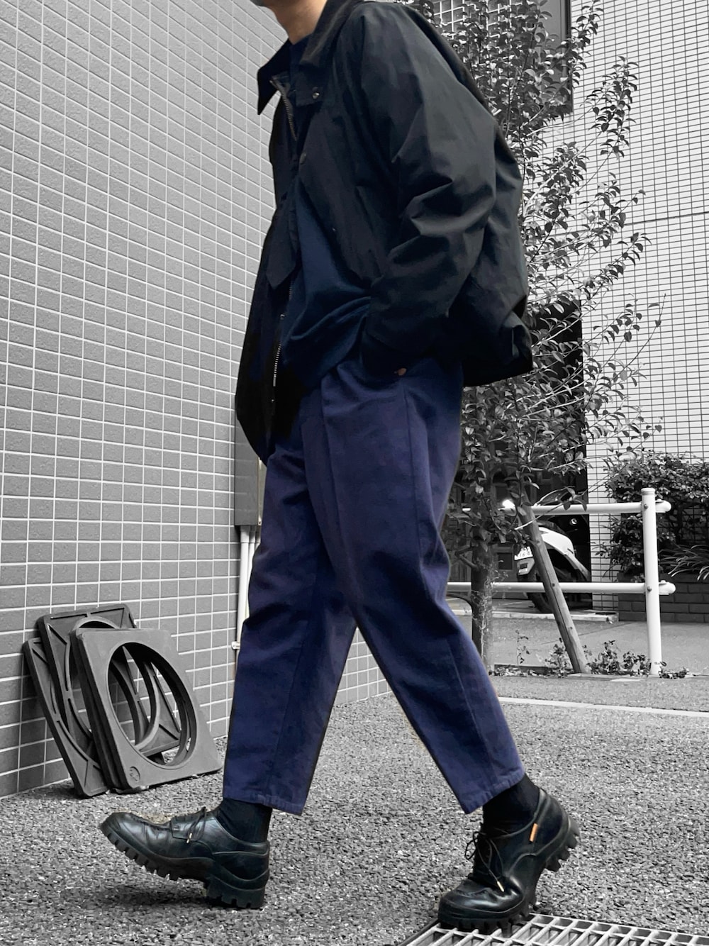 ブラック系のシューズ、ブルー系のその他パンツ、ブラック系のジャケット/アウターを着用したメンズの冬コーディネートの1枚目の写真