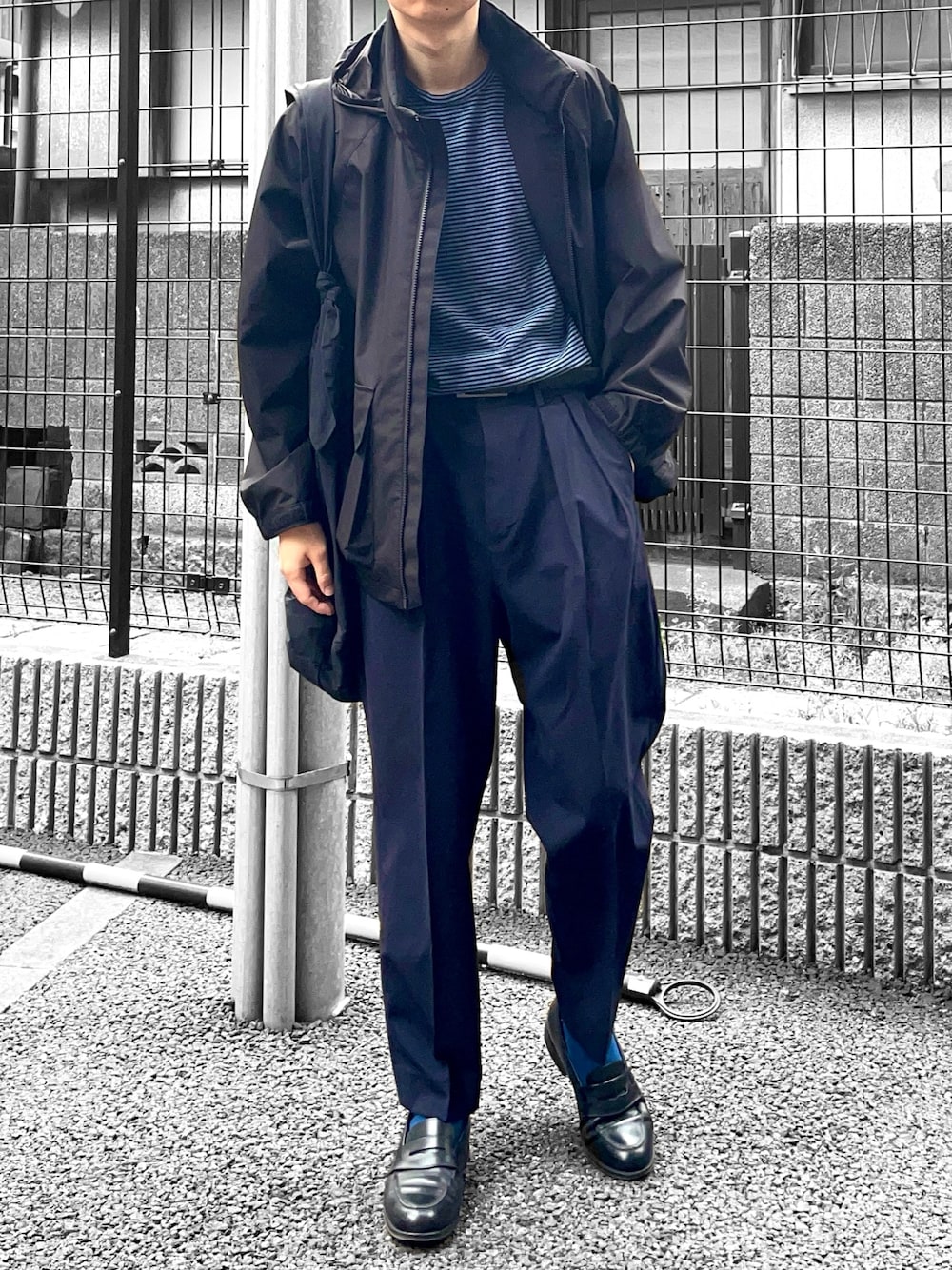 ブラック系のジャケット/アウター、ブルー系のスラックス、ブラック系のローファーを着用したメンズの春コーディネートの1枚目の写真