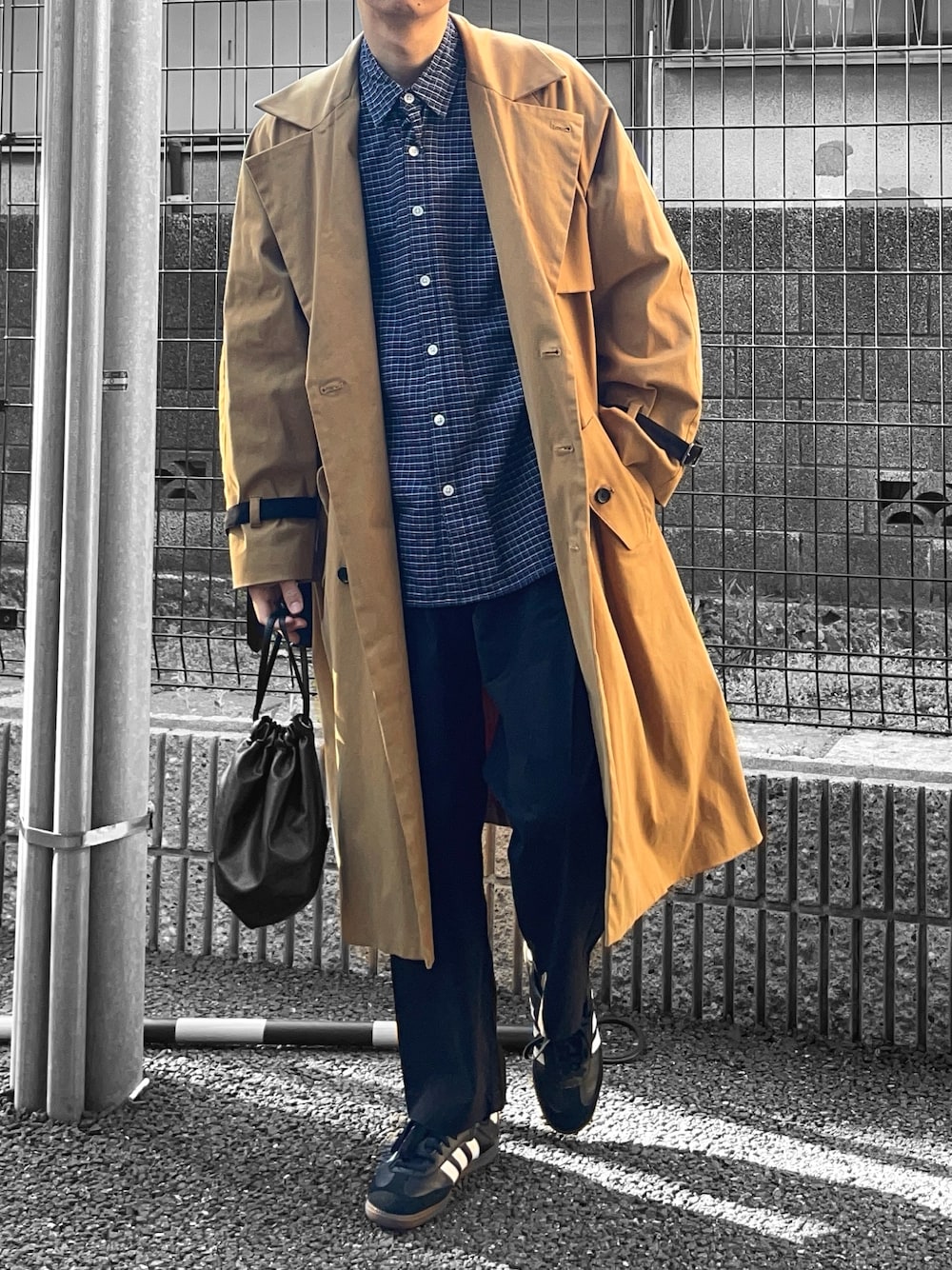 ブラック系のショルダーバッグ、ブラック系のその他パンツ、ブラック系のスニーカーを着用したメンズの春コーディネートの1枚目の写真