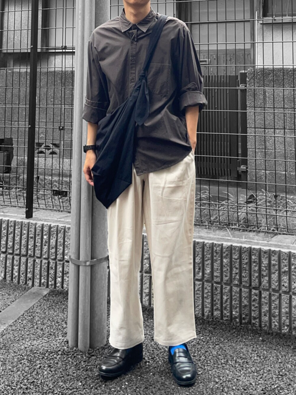 ホワイト系のその他パンツ、ブラック系のローファー、ブラック系のショルダーバッグを着用したメンズの夏コーディネートの1枚目の写真