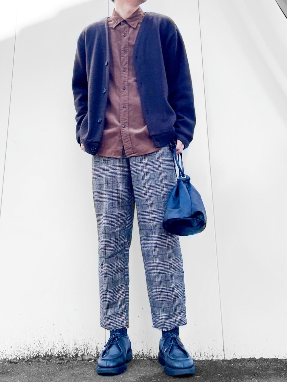 ブラウン系のカーディガン/ボレロ、ベージュ系のその他パンツ、ブラック系のショルダーバッグを着用したメンズの秋コーディネートの1枚目の写真