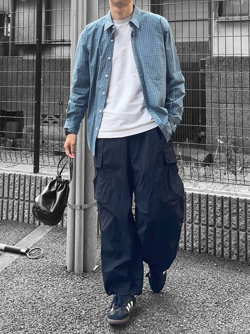 ブルー系のシャツ/ブラウス、ホワイト系のTシャツ/カットソー、ブラック系のカーゴパンツを着用したメンズの春コーディネートの1枚目の写真