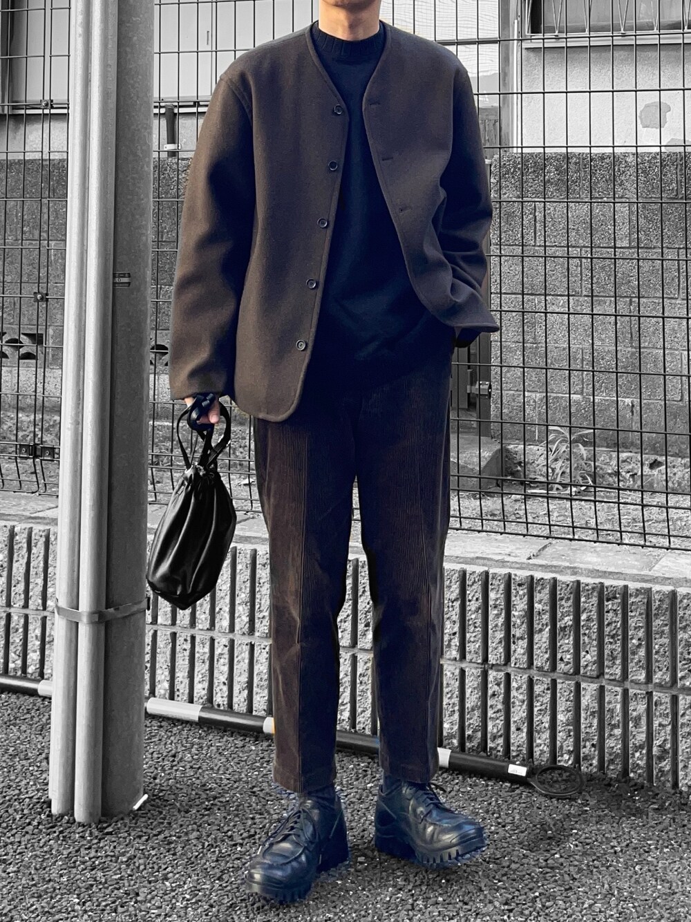 ブラウン系のブルゾン、ブラック系のスウェット、ブラウン系のその他パンツを着用したメンズの冬コーディネートの1枚目の写真