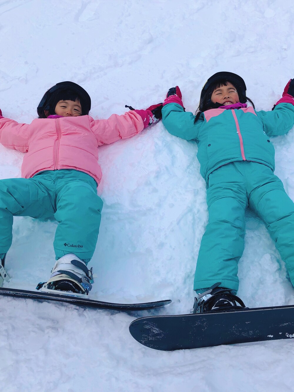 「おんなのこ、アウトドアスタイル、休日スタイル、あったかコーデ、リバーシブル、冬、雪、スノーボード、双子」｜「Columbiaの〔WEB限定〕Columbia（コロンビア）FLAKE SET（その他アウター、ピンク系）」を使った、こはあささん（キッズ・120cm）の冬コーディネートの1枚目の写真
