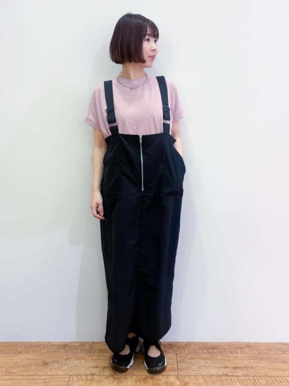 ピンク系のTシャツ/カットソー、ブラック系のワンピースを着用したレディースの夏コーディネートの1枚目の写真