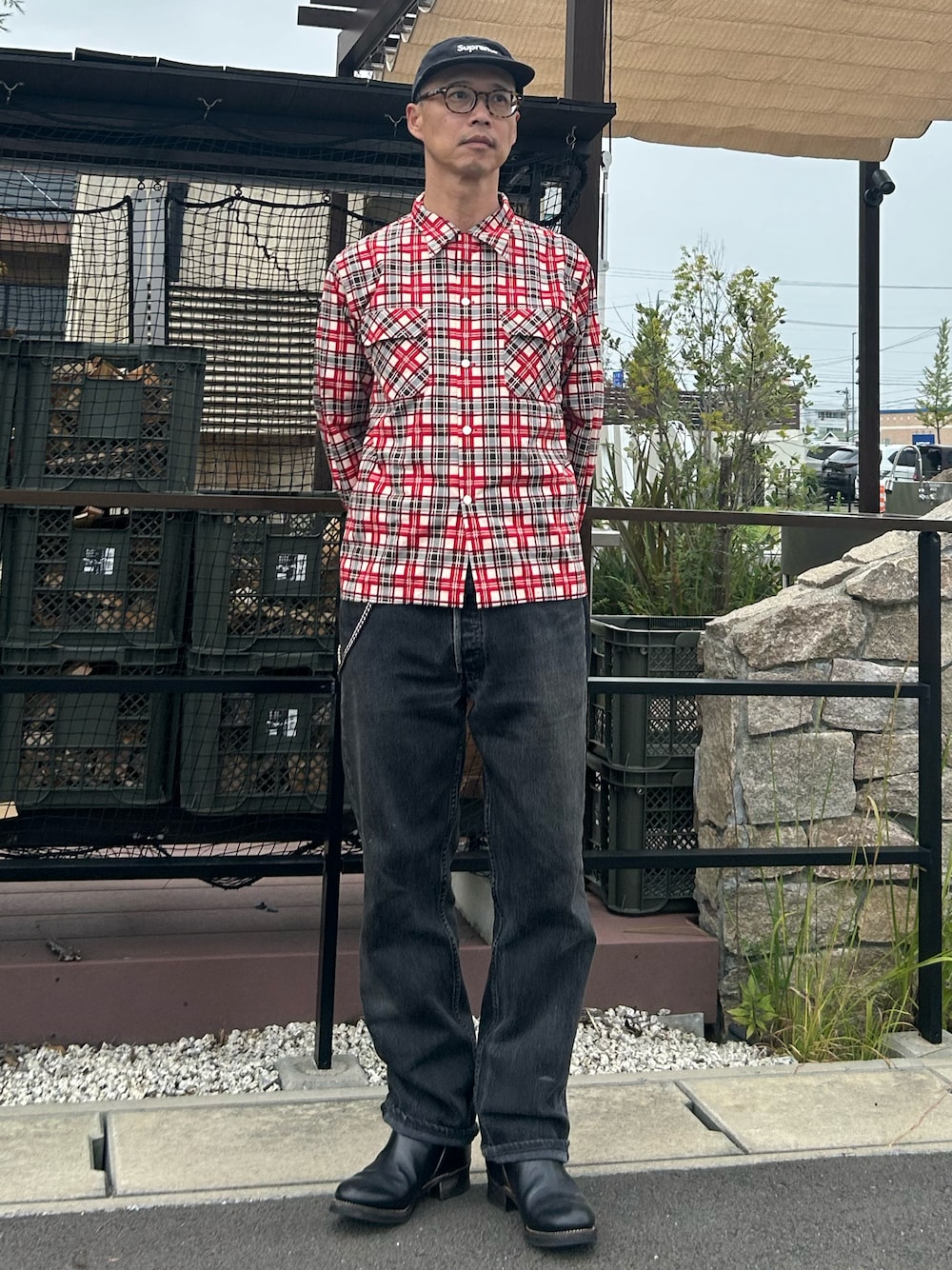 レッド系のシャツ/ブラウス、ブラック系のデニムパンツ、ブラック系のキャップを着用したメンズの秋コーディネートの1枚目の写真