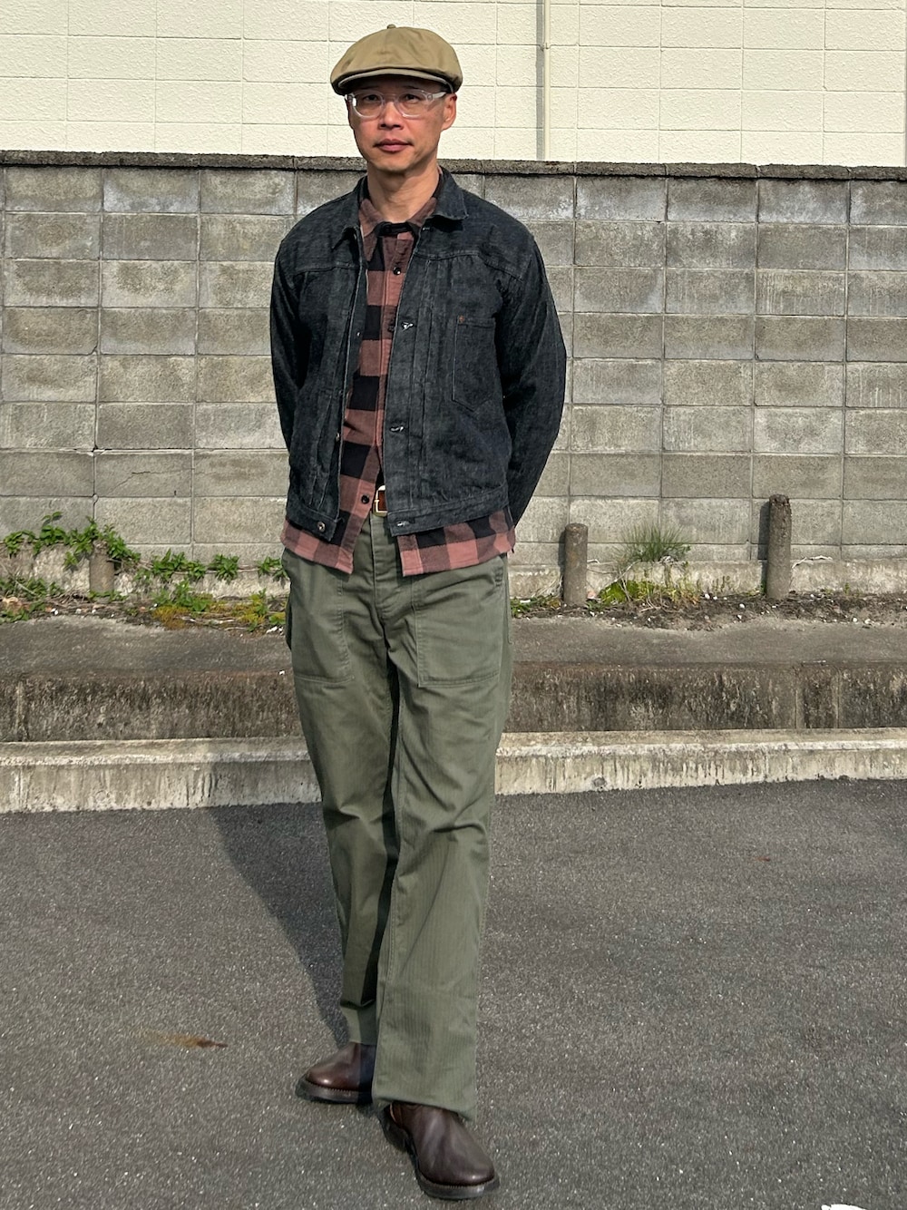 「今日のコーデ、ベイカーパンツ カーキ、ブラックデニム、アメカジコーデ、アディクトクローズ」｜「Dapper'sのアイテム（キャスケット、ベージュ系）」を使った、たてまつさん（メンズ・172cm）の春コーディネートの1枚目の写真