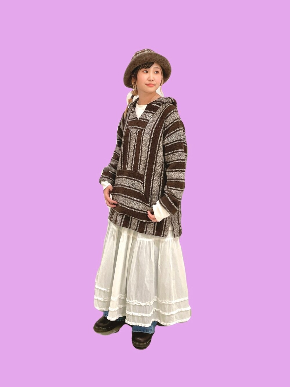 「古着、パーカー、カオリノモリ、帽子、ブラウン、ゆったりコーデ、バケットハット、低身長、カジュアルコーデ、古着コーデ、メキシカンパーカー、秋冬コーデ、お洒落さんとつながりたい」｜「kaorinomoriのカオリノモリ　プリムピンルティハット（ハット、ブラウン系）」を使った、なでぴさん（レディース・154cm）の秋コーディネートの1枚目の写真