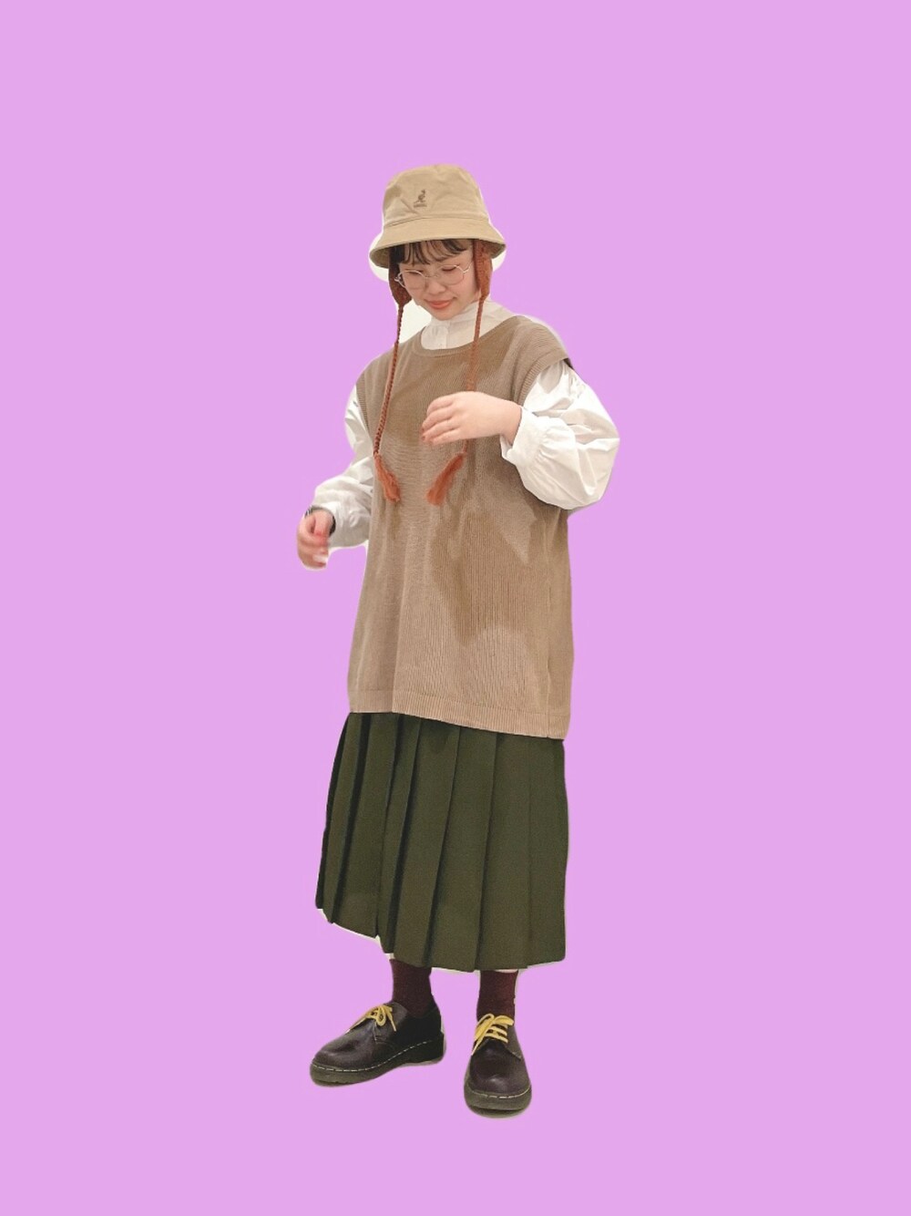 「ニット、カオリノモリ、帽子、カーキ、ユニクロ、KANGOL、秋服、バケットハット、低身長、カジュアルコーデ、オトナカジュアル」｜「KANGOLのKANGOL/カンゴール/コーデュロイバケットハット/Cord Bucket/107169012（ハット、ベージュ系）」を使った、なでぴさん（レディース・154cm）の秋コーディネートの1枚目の写真