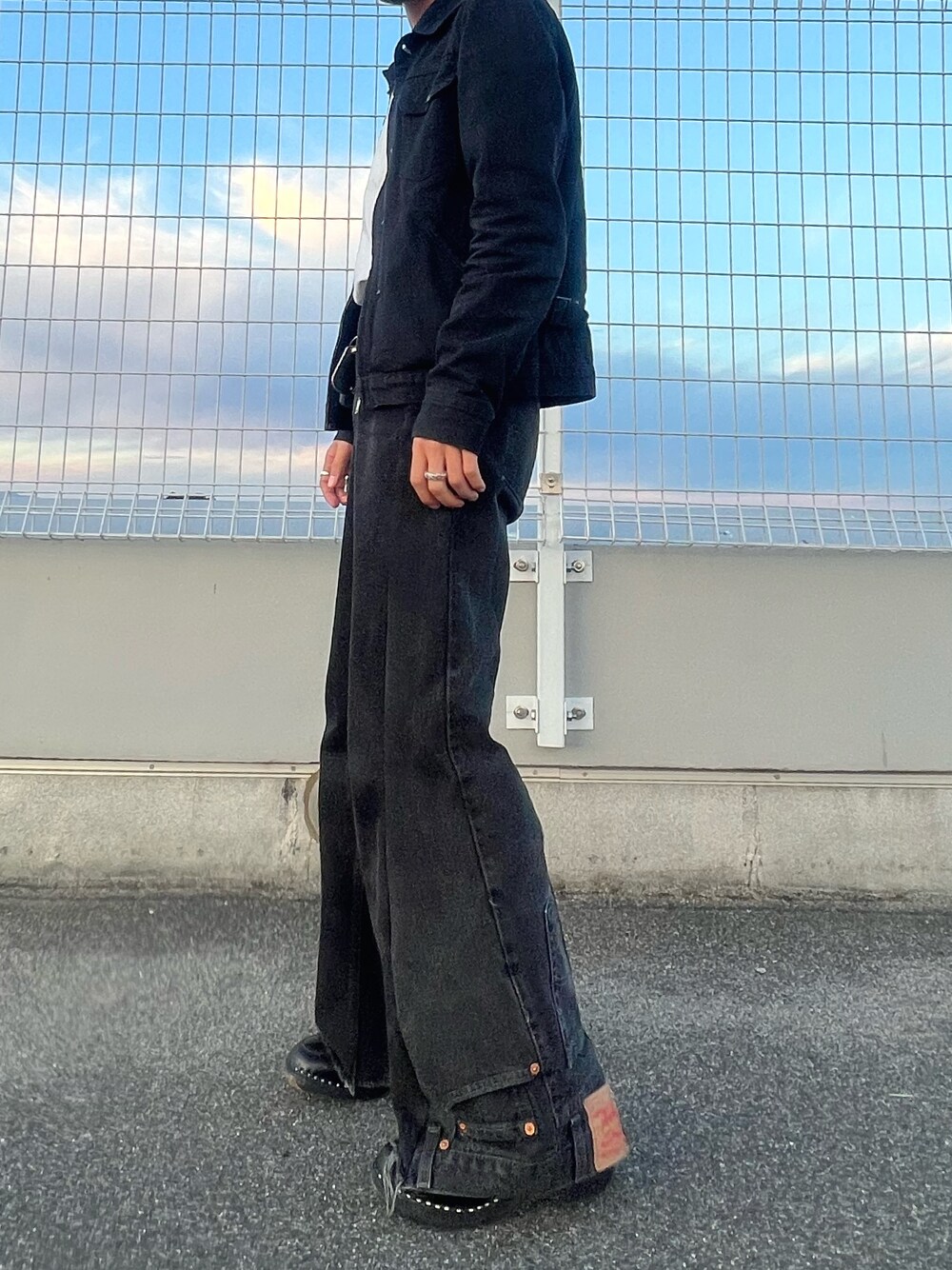 「休日コーデ、おしゃれさんと繋がりたい、シンプル、古着MIX、モノトーン、古着コーデ、モード、デニムパンツ、春服デビュー宣言、Levis、ブラックコーデ」｜「Wranglerのアイテム（デニムジャケット、ブラック系）」を使った、uさん（メンズ・164cm）の春コーディネートの1枚目の写真