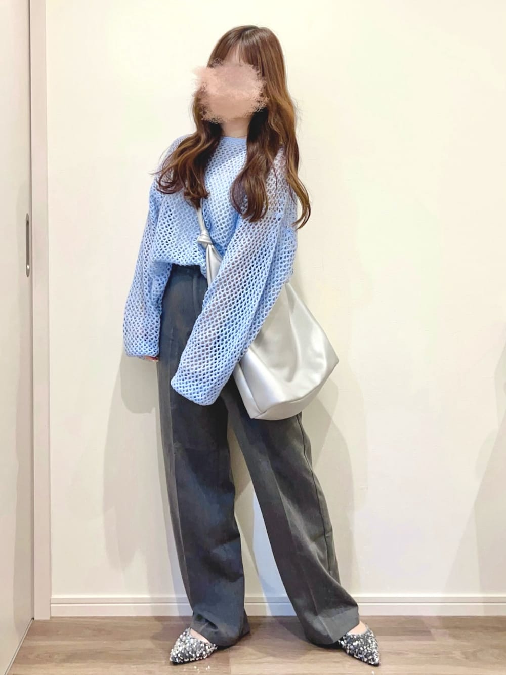 「春、おでかけコーデ、パンツスタイル、大人カジュアルコーデ、プチプラコーデ、着回しコーデ、低身長コーデ、低身長女子、低身長、春色、スラックス、ショルダーバッグ」｜「GRLのアイテム（パンツ、グレー系）」を使った、Reiさん（レディース・151cm）の春コーディネートの1枚目の写真