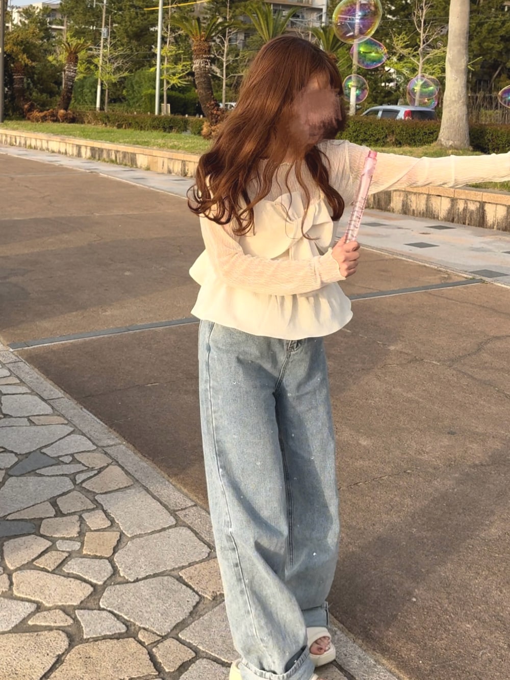 「大人カジュアル、リボン、低身長コーデ、低身長、ビスチェ、ホワイト、ラクチンコーデ、デニムコーデ、ootd、プチプラコーデ」｜「ROPE' PICNICのシアージャガードトップス（Tシャツ/カットソー、ホワイト系）」を使った、Reiさん（レディース・151cm）の春コーディネートの1枚目の写真