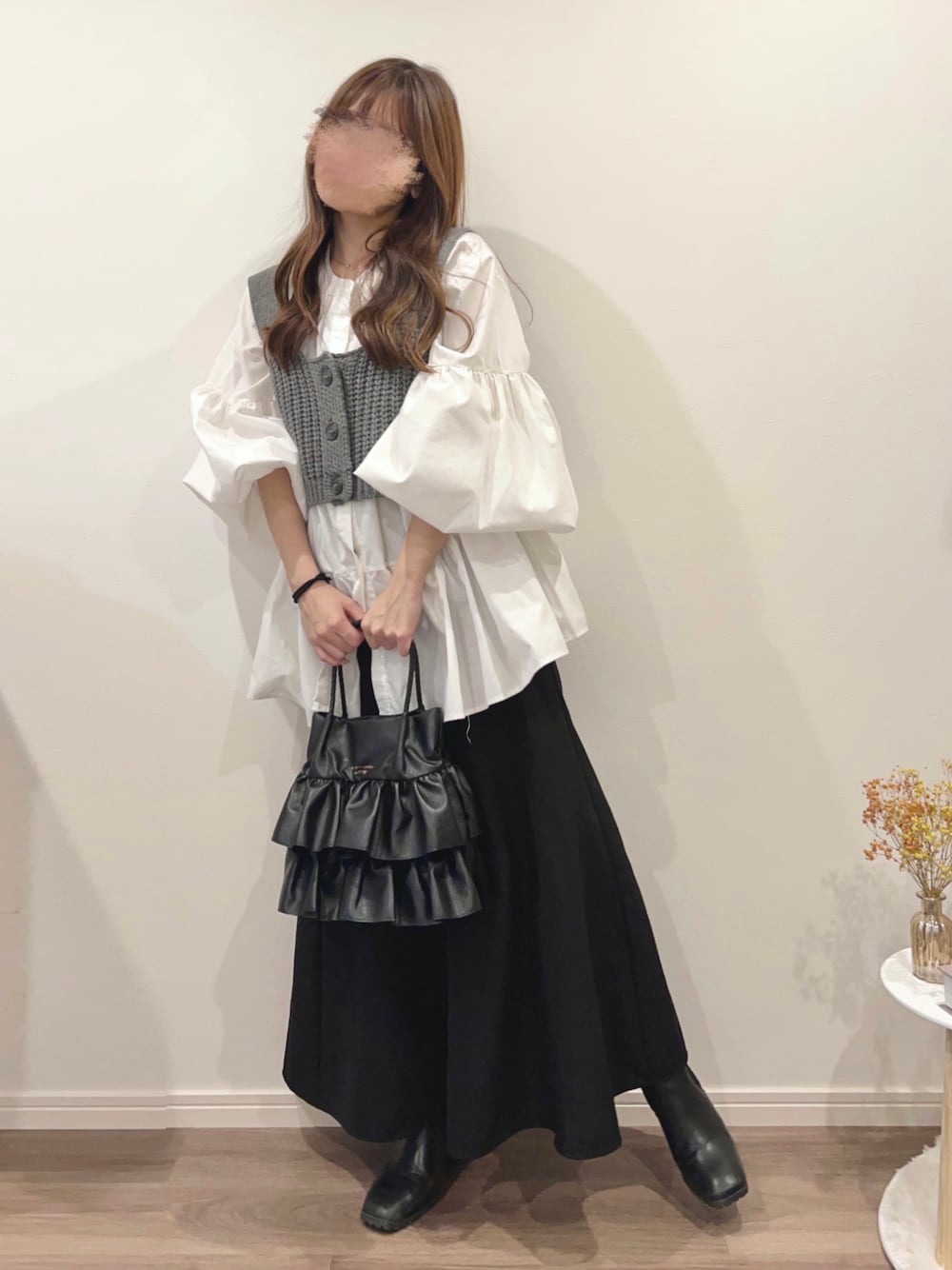 「重ね着ベストシーズン、シンプルコーデ、秋コーデ、モノトーン、低身長、大人コーデ、ビスチェ、プチプラコーデ、シャツスタイル、低身長コーデ、マーメイドスカート」｜「GRLの前後2Wayティアードブラウス（シャツ/ブラウス、ホワイト系）」を使った、Reiさん（レディース・151cm）の秋コーディネートの1枚目の写真