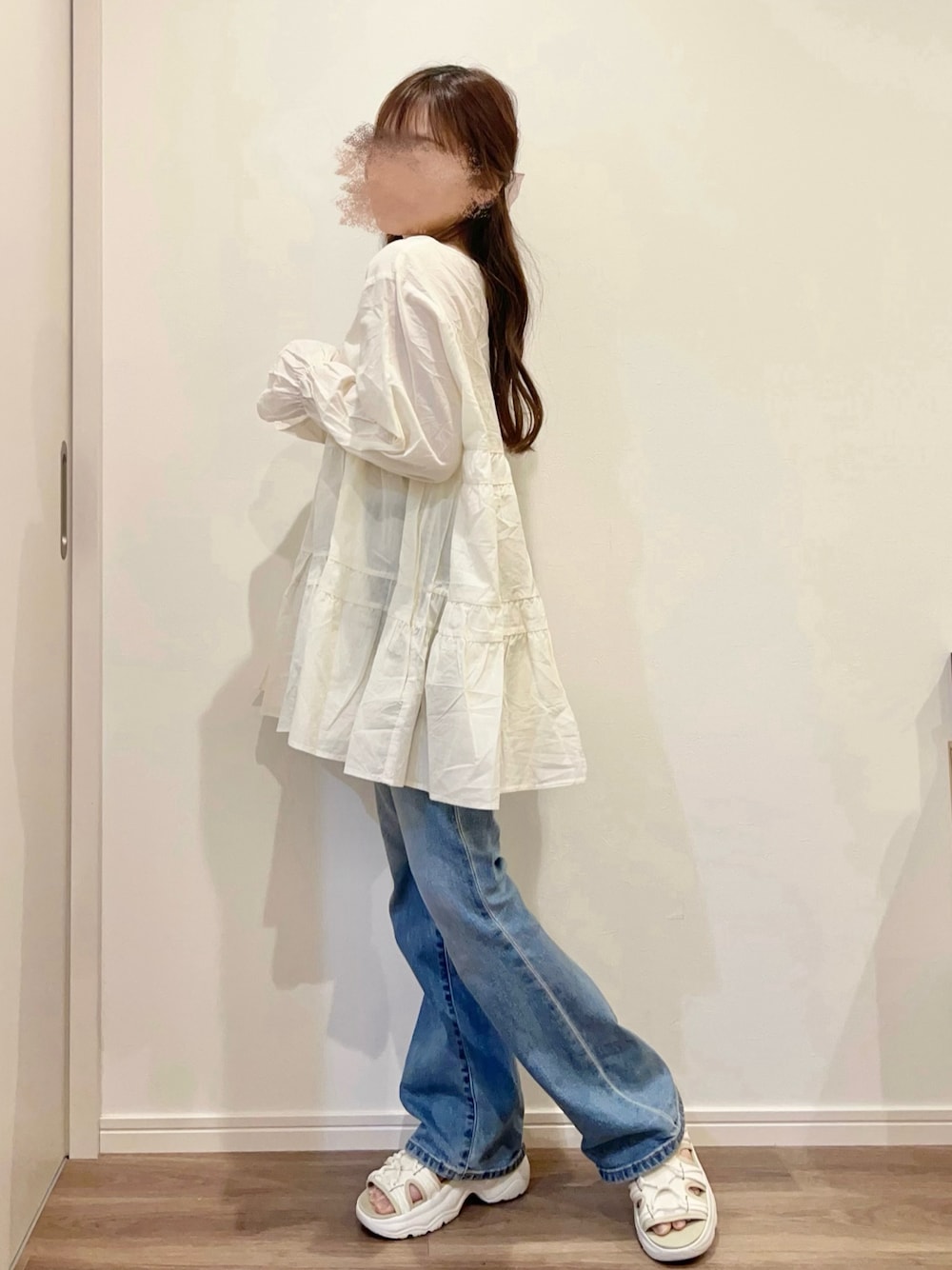「春夏コーデ、ラクチンコーデ、低身長、低身長コーデ、大人ガーリー、透け感、キャンディスリーブ、きれいめカジュアル、スポーツサンダル、チュニック、低身長女子、春コーデ」｜「SM2のアイテム（シャツ/ブラウス、ホワイト系）」を使った、Reiさん（レディース・151cm）の春コーディネートの1枚目の写真