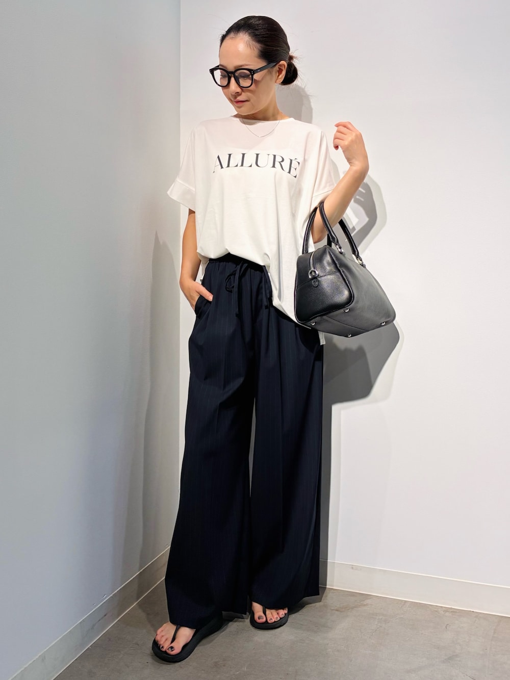 ホワイト系のTシャツ/カットソー、ブラック系のTシャツ/カットソー、ホワイト系のボストンバッグを着用したレディースの夏コーディネートの1枚目の写真