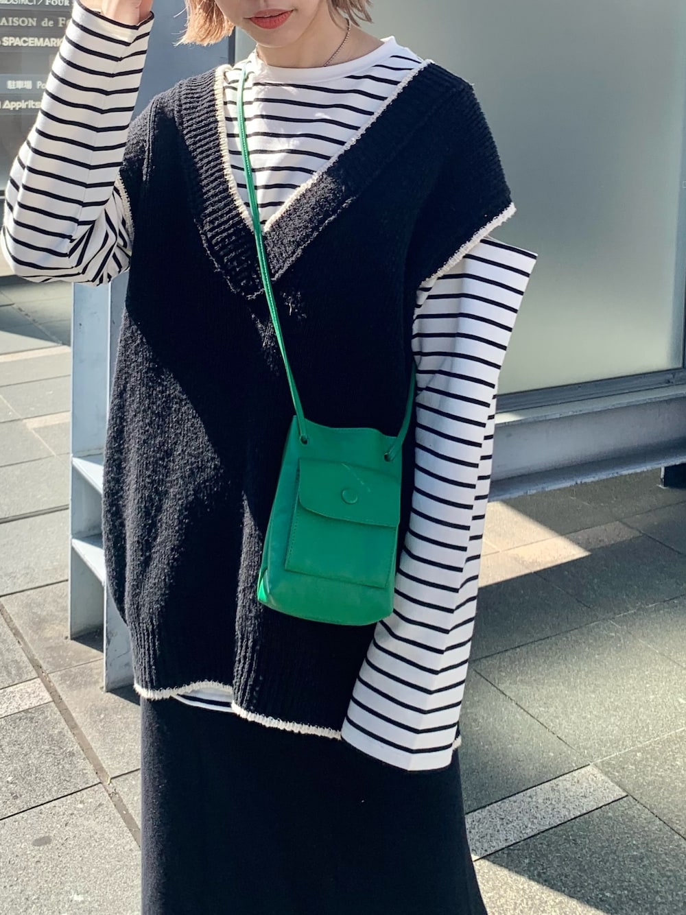「ビッグシルエット、レイヤードスタイル、ニットベスト、オトナカジュアル、春服、春コーデ、オーバーサイズ、ボーダー、カットオフ、タイトスカート、Kastane、スカート、ニットスカート、ブーツ」｜「Kastaneのカットアウトボーダーチュニック（Tシャツ/カットソー、ホワイト系）」を使った、かとまりさん（レディース・166cm）の冬コーディネートの3枚目の写真