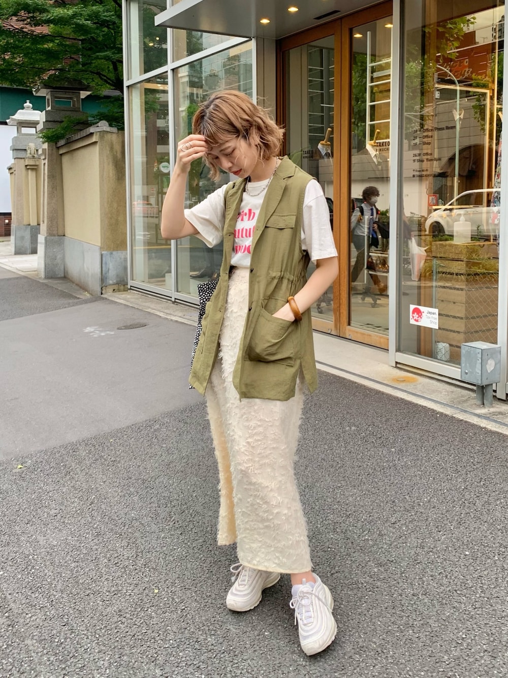 「ロゴT、夏だ！Tシャツ着よう！、休日スタイル、カジュアルコーデ、夏、ベスト、ジレ、ミリタリーパンツ、スリットスカート、スニーカーコーデ、エアマックス97、ナイキ、梅雨コーデ、ミリタリーベスト、Kastane」｜「KastaneのカラバリロゴTee（Tシャツ/カットソー、ホワイト系）」を使った、かとまりさん（レディース・166cm）の夏コーディネートの1枚目の写真