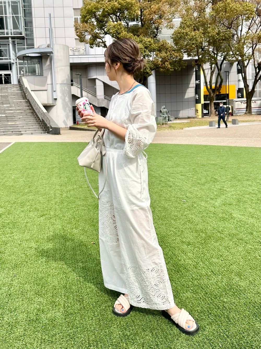「春服みてみて、春コーデ、白コーデ、オールインワン、レース、ホワイトコーデ、ワントーンコーデ、サンダル、オトナカジュアル、オトナ女子、春夏コーデ、Kastane、大人かわいい、サロペット」｜「Kastaneの【Kolors like you】 fake leather 2way bag（トートバッグ、ホワイト系）」を使った、かとまりさん（レディース・166cm）の春コーディネートの1枚目の写真