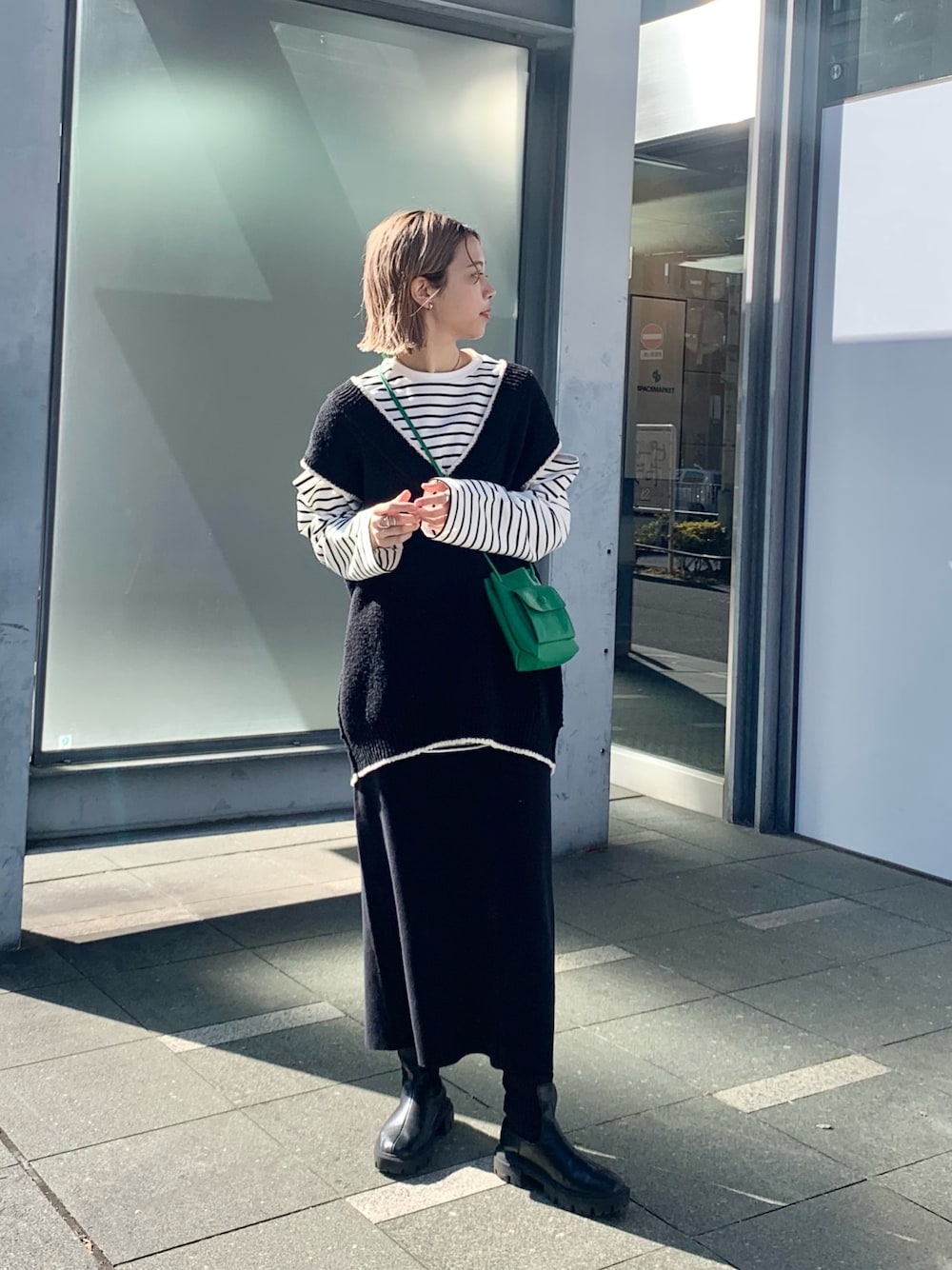 「ビッグシルエット、レイヤードスタイル、ニットベスト、オトナカジュアル、春服、春コーデ、オーバーサイズ、ボーダー、カットオフ、タイトスカート、Kastane、スカート、ニットスカート、ブーツ」｜「Kastaneのカットアウトボーダーチュニック（Tシャツ/カットソー、ホワイト系）」を使った、かとまりさん（レディース・166cm）の冬コーディネートの2枚目の写真
