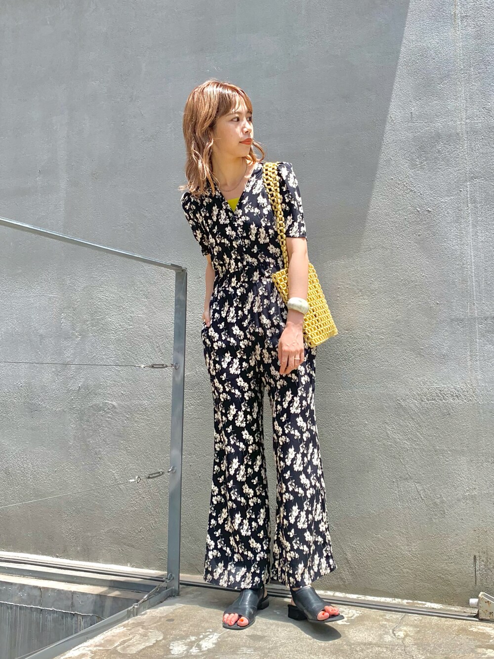 「楽チンコーデ、オールインワン、サロペット、花柄、Kastane、ビーズバッグ、モノトーン、ブラック、初夏コーデ、オトナカジュアル」｜「Kastaneの配色花柄ジャンプスーツ（つなぎ/オールインワン、ブラック系）」を使った、かとまりさん（レディース・166cm）の夏コーディネートの1枚目の写真
