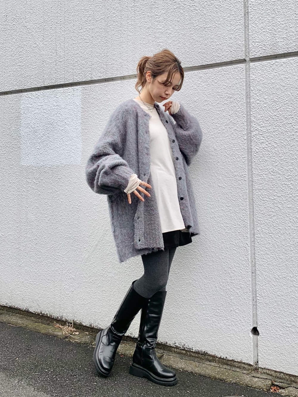 「休日スタイル、秋のコーデ、冬コーデ、ブーツ、オーバーサイズ、カーディガン、ビッグシルエット、タイツ、ロングブーツ、Kastane、スカート、ミニスカート、モヘアニット、ロンT、オトナカジュアル」｜「Kastaneのコード紐付きMix起毛ガウン（カーディガン/ボレロ、パープル系）」を使った、かとまりさん（レディース・166cm）の秋コーディネートの1枚目の写真