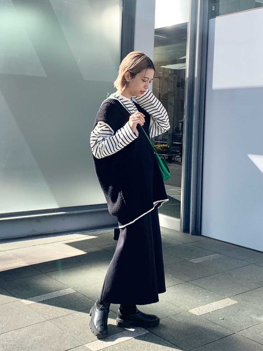 「ビッグシルエット、レイヤードスタイル、ニットベスト、オトナカジュアル、春服、春コーデ、オーバーサイズ、ボーダー、カットオフ、タイトスカート、Kastane、スカート、ニットスカート、ブーツ」｜「Kastaneのカットアウトボーダーチュニック（Tシャツ/カットソー、ホワイト系）」を使った、かとまりさん（レディース・166cm）の冬コーディネートの1枚目の写真