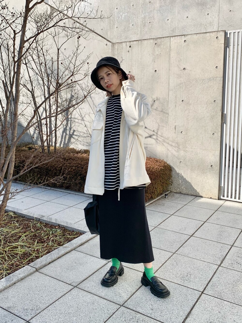 「ビッグシルエット、春アウター、春服、厚底シューズ、スクエアトゥ、モノトーン、カラーソックス、バケットハット、ボーダー、タイトスカート、オトナカジュアル、高身長女子、Kastane、コーデュロイ、春コーデ」｜「Kastaneのカットアウトボーダーチュニック（Tシャツ/カットソー、ブラック系）」を使った、かとまりさん（レディース・165cm）の冬コーディネートの1枚目の写真
