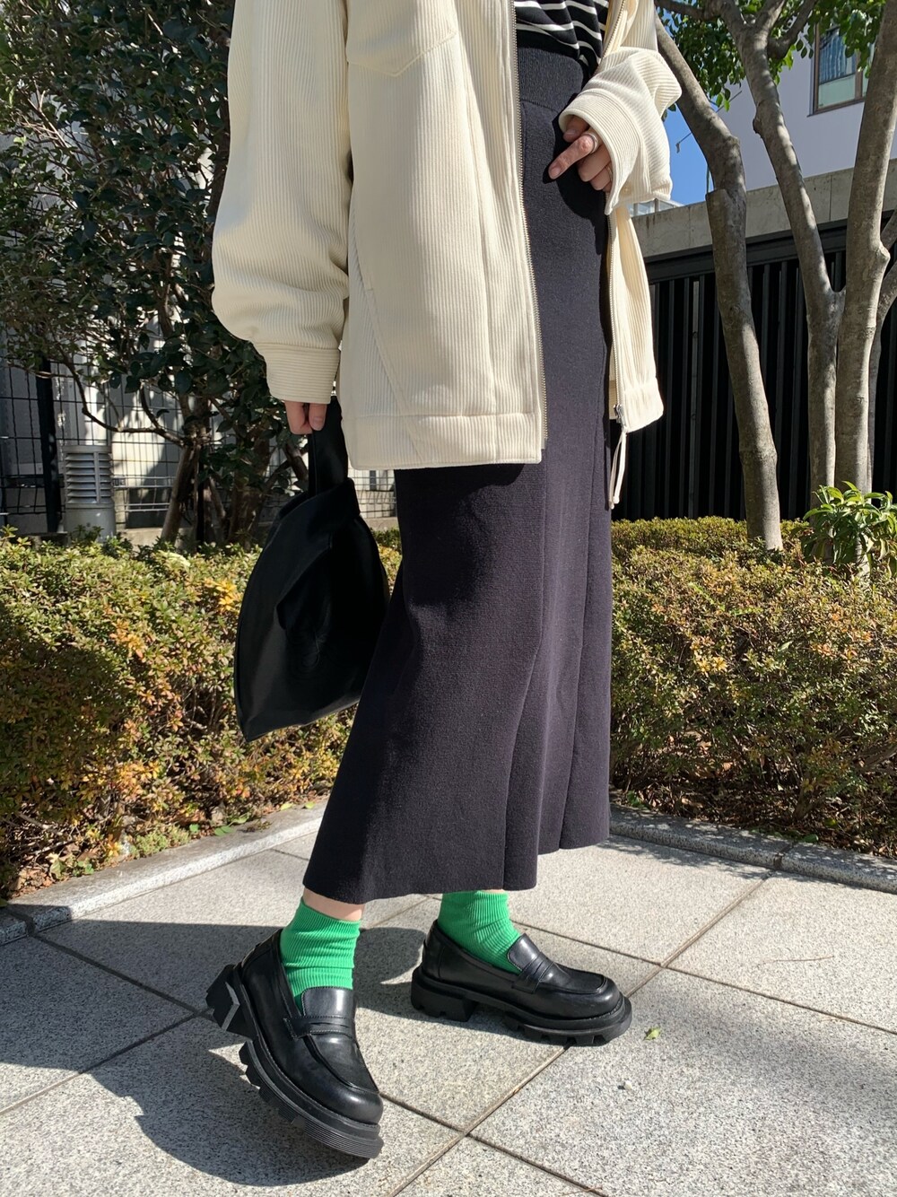 「ビッグシルエット、春アウター、春服、厚底シューズ、スクエアトゥ、モノトーン、カラーソックス、バケットハット、ボーダー、タイトスカート、オトナカジュアル、高身長女子、Kastane、コーデュロイ、春コーデ」｜「Kastaneのカットアウトボーダーチュニック（Tシャツ/カットソー、ブラック系）」を使った、かとまりさん（レディース・165cm）の冬コーディネートの4枚目の写真