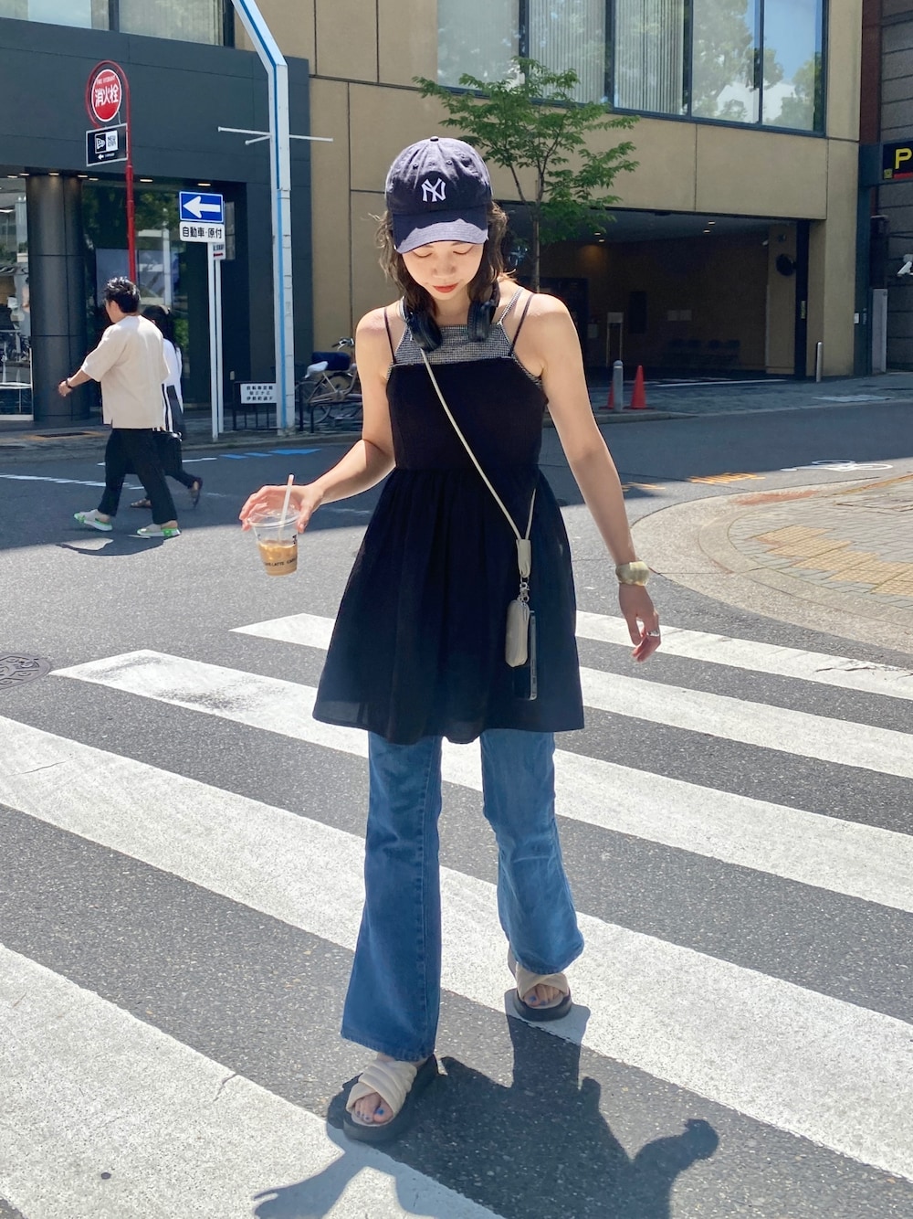 ブラック系のキャミソール、ブラック系のサンダル、ブラック系のワンピースを着用したレディースの春コーディネートの1枚目の写真