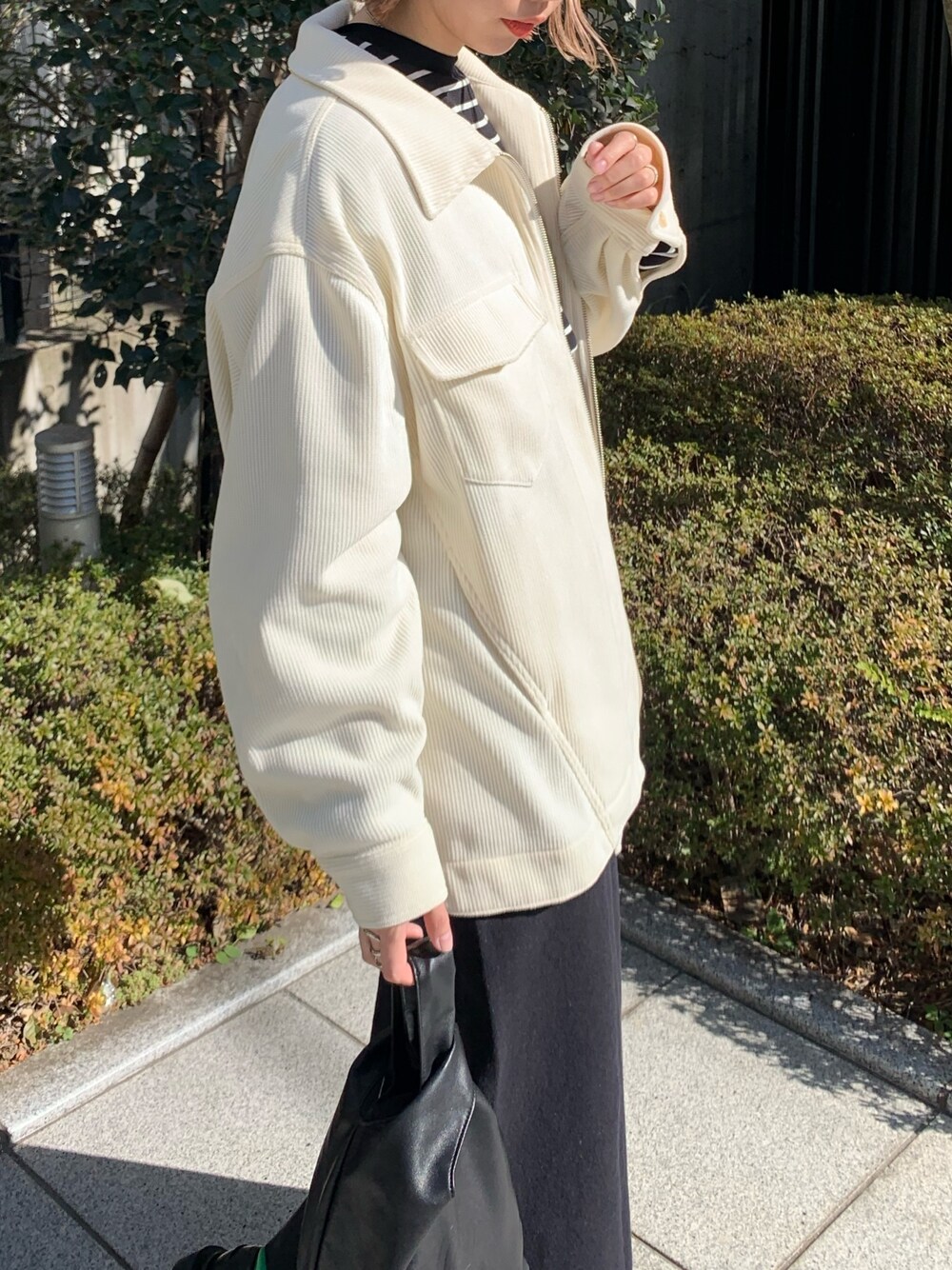 「ビッグシルエット、春アウター、春服、厚底シューズ、スクエアトゥ、モノトーン、カラーソックス、バケットハット、ボーダー、タイトスカート、オトナカジュアル、高身長女子、Kastane、コーデュロイ、春コーデ」｜「Kastaneのカットアウトボーダーチュニック（Tシャツ/カットソー、ブラック系）」を使った、かとまりさん（レディース・165cm）の冬コーディネートの3枚目の写真
