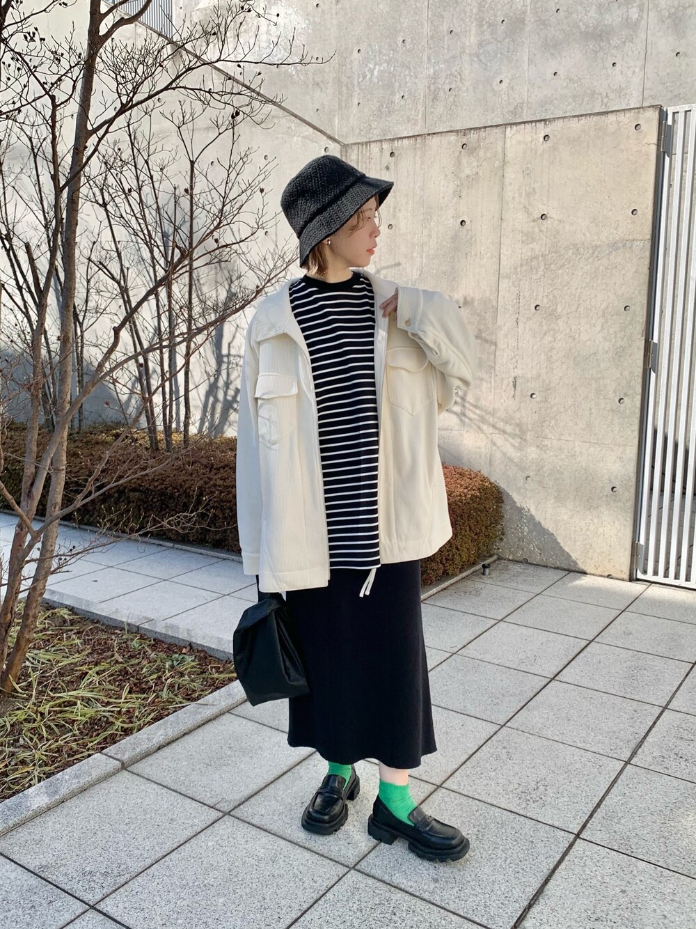 「ビッグシルエット、春アウター、春服、厚底シューズ、スクエアトゥ、モノトーン、カラーソックス、バケットハット、ボーダー、タイトスカート、オトナカジュアル、高身長女子、Kastane、コーデュロイ、春コーデ」｜「Kastaneのカットアウトボーダーチュニック（Tシャツ/カットソー、ブラック系）」を使った、かとまりさん（レディース・165cm）の冬コーディネートの2枚目の写真