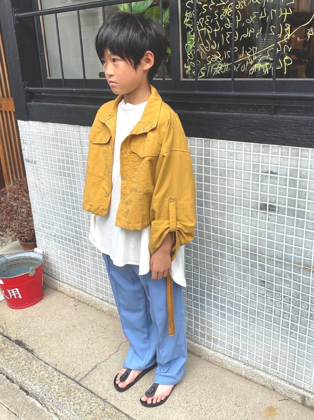 「キッズファッション、キッズコーデ、ジャケット、カラーパンツ、ロンT、オトナカジュアル、男の子、きれいめカジュアル、ショートジャケット」｜「swoonのアイテム（ジャケット/アウター、イエロー系）」を使った、aoi erikaさん（キッズ・135cm）の夏コーディネートの1枚目の写真