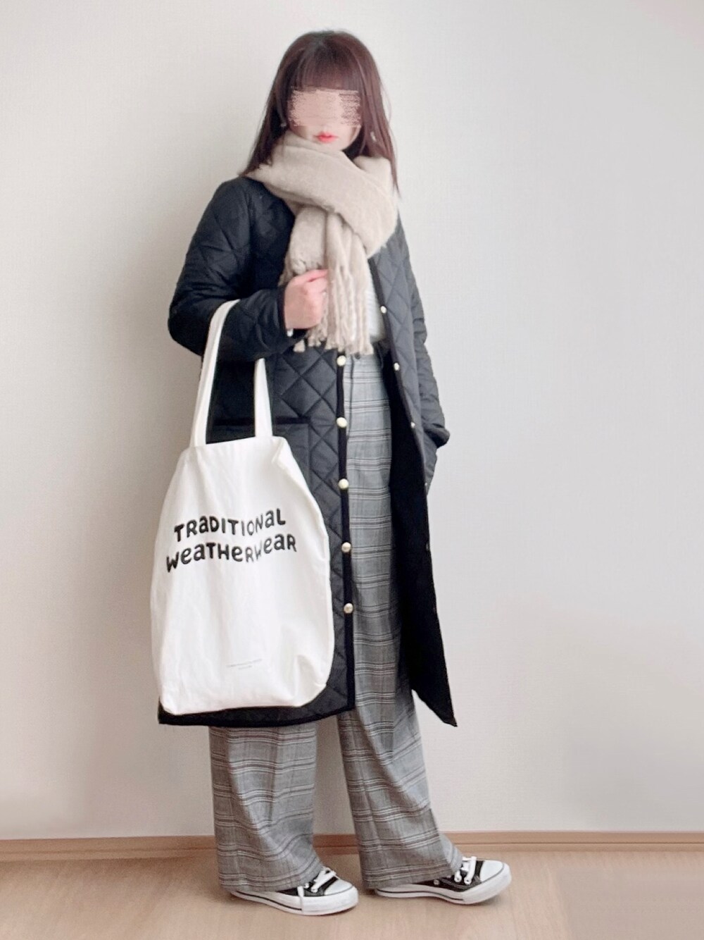 「トラディショナルウェザーウェア、Traditional Weatherwear、ARKLEY、キルティングコート、丸襟、ロングコート、チェックパンツ、マフラー、トートバッグ、コンバース、PR」｜「Traditional WeatherwearのARKLEY LONG/アークリー ロング キルティング コート（ノーカラーコート、ブラック系）」を使った、hitomiさん（レディース・158cm）の冬コーディネートの1枚目の写真