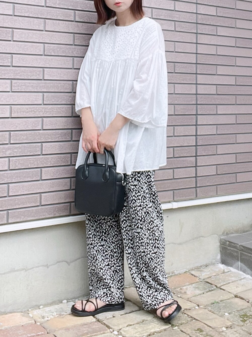 ブラック系のその他パンツ、ホワイト系のシャツ/ブラウス、ブラック系のボストンバッグを着用したレディースの夏コーディネートの1枚目の写真