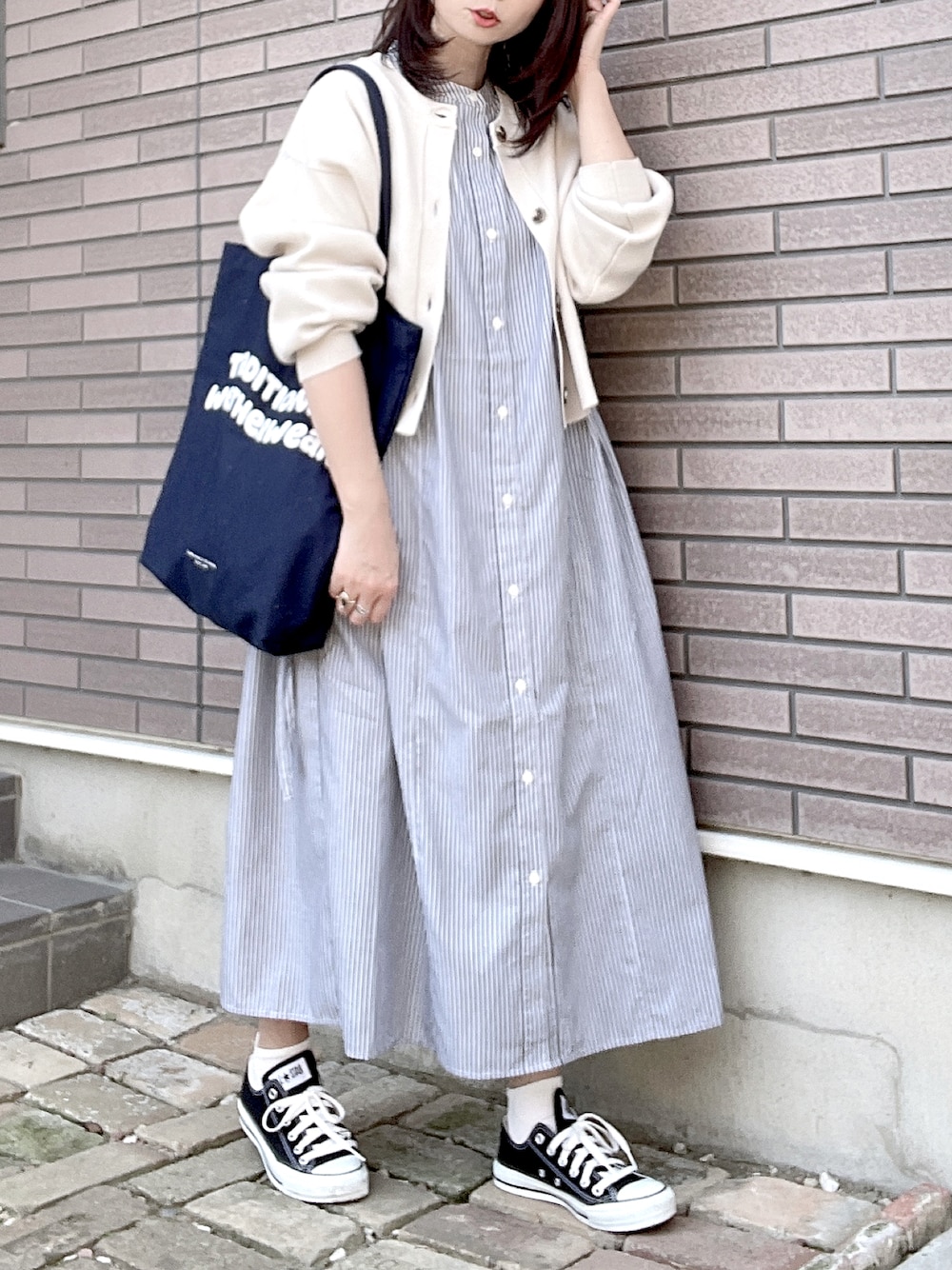 「UR Lab.、はじめましてコーデ、ワンピース、リネン、ウエストタック、カーディガン、トートバッグ、コンバース、PR、春夏コーデ、URBAN RESEARCH、アーバンリサーチラボ、ウエストリボン、イージーケア」｜「UR Lab.の『UR TECH Smart Linen Touch』ウエストタックフレンチワンピース（ワンピース、ブラック系）」を使った、hitomiさん（レディース・158cm）の春コーディネートの1枚目の写真