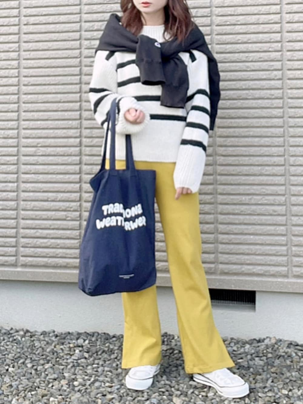 ホワイト系のニット/セーター、イエロー系のその他パンツ、ブラック系のスウェットを着用したレディースの秋コーディネートの1枚目の写真