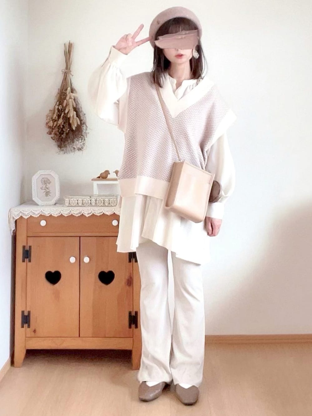 「ワントーンコーデ、ベレー帽、ベージュ、ベスト、休日スタイル、ニットベスト、レトロ、ミニショルダー、秋服、グローバルワーク(GLOBAL WORK)、Honeys、ラコレ、ラブアンドピース2021、抑揚ブラウス」｜「GLOBAL WORKのメルティーガラニットベスト/957978（ベスト、ベージュ系）」を使った、hitomiさん（レディース・158cm）の秋コーディネートの1枚目の写真