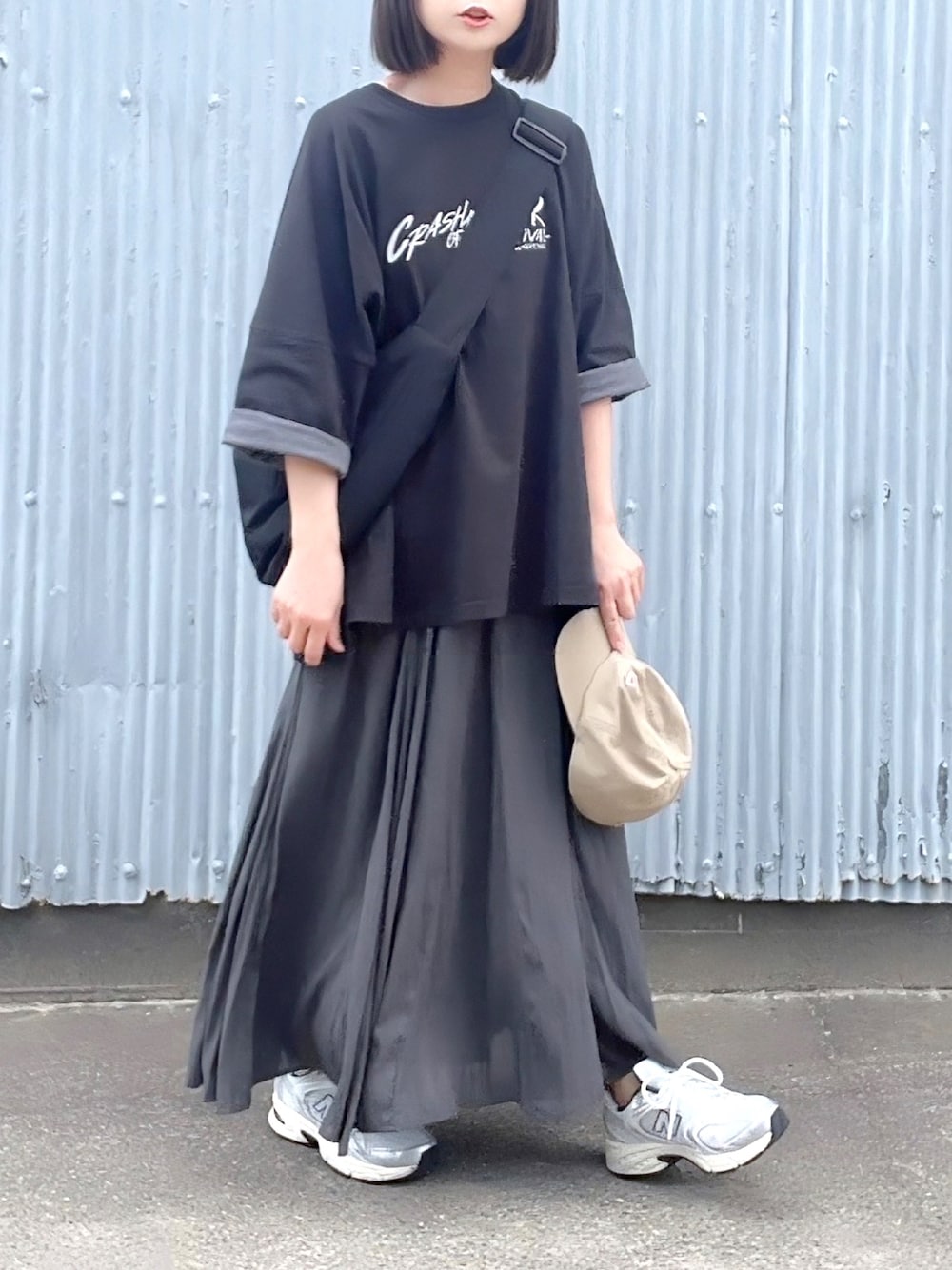 「春夏コーデ、ロングスカート、ニコアンド、グローバルワーク(GLOBAL WORK)、ニューバランス、モード、キャップ、大人カジュアル、オーバーサイズ、スニーカーコーデ、初夏コーデ」｜「niko and...のBIGアソートROCKTシャツ（Tシャツ/カットソー、ブラック系）」を使った、hitomiさん（レディース・157cm）の春コーディネートの1枚目の写真