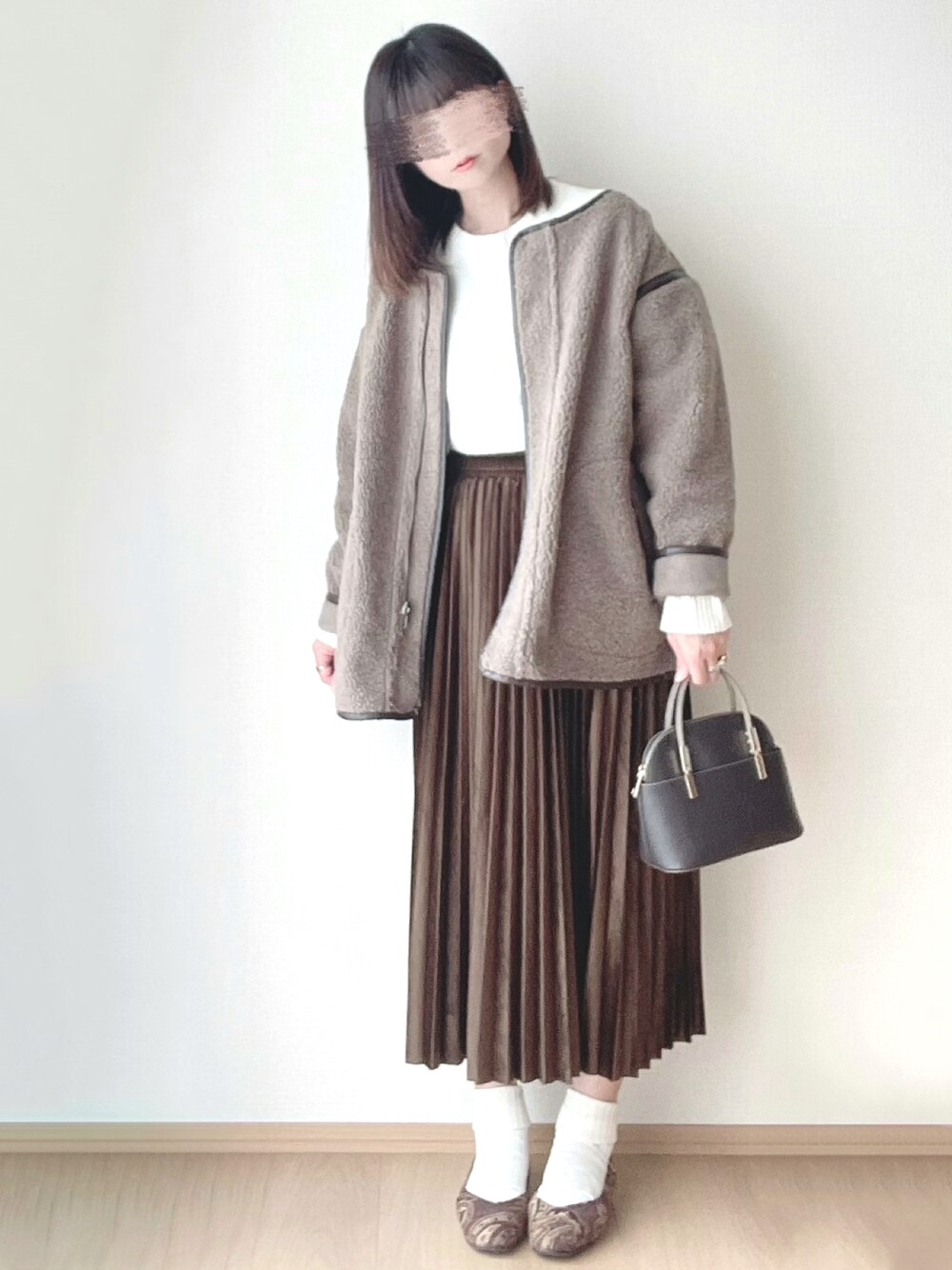 「ニット、UNIQLO、フェイクムートン、ショートコート、大人コーデ、プリーツスカート、リバーシブルコート、Sonny　Label、PR、urban research sonny label、サニーレーベル、Ｖカットフラットシューズ、ベロア、ベロアスカート、ブラウンコーデ」｜「URBAN RESEARCH Sonny Labelのリバーシブルフェイクムートンショートコート（その他アウター、ブラウン系）」を使った、hitomiさん（レディース・158cm）の秋コーディネートの1枚目の写真