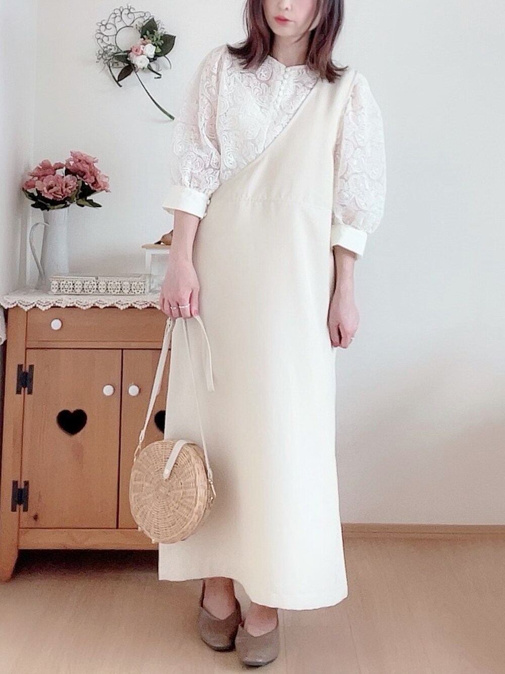 「AmbreNeige、ホワイトコーデ、ノースリーブワンピース、オーガンジーシアーブラウス、シア―ブラウス、オーガンジー、3wayワンピース、ラタンバッグ」｜「Ambre Neigeの3WAYノースリーブワンピース／【WEB/EC限定商品】（ワンピース、ホワイト系）」を使った、hitomiさん（レディース・158cm）の夏コーディネートの1枚目の写真