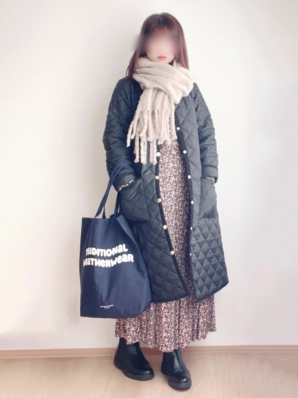「Traditional Weatherwear、ARKLEY、トラディショナルウェザーウェア、ノーカラーコート、キルティングコート、ワンピース、トートバッグ、サイドゴアブーツ、冬コーデ、PR」｜「Traditional WeatherwearのARKLEY LONG/アークリー ロング キルティング コート（ノーカラーコート、ブラック系）」を使った、hitomiさん（レディース・158cm）の冬コーディネートの1枚目の写真