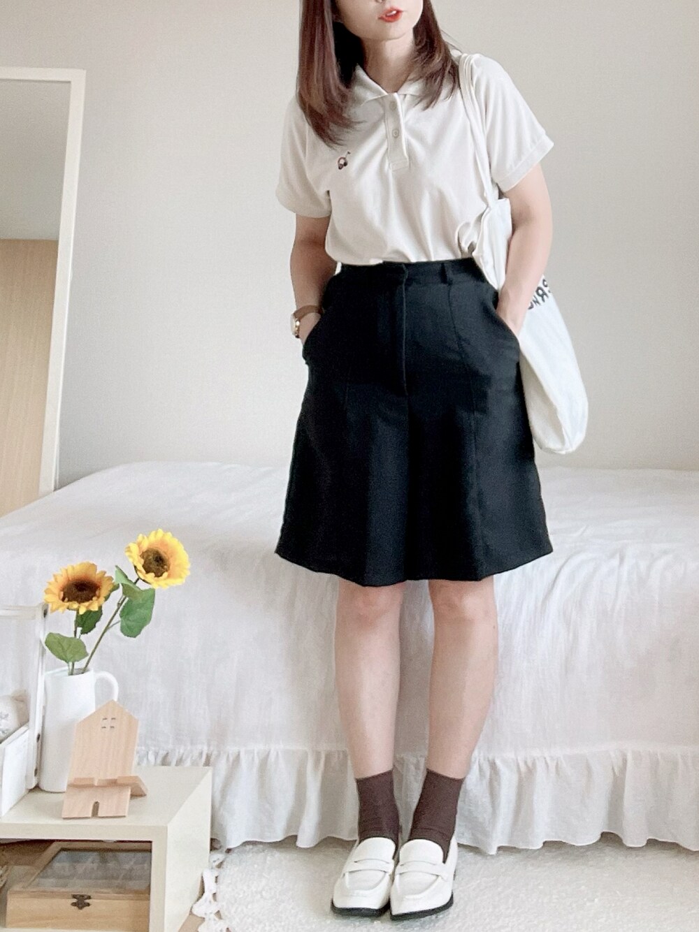 「大人カジュアル、ハーフパンツ、ポロシャツ、ニコアンド、ローファー、GU、トートバック、リラックススタイル、大人女子、トラッド、おしゃれさんと繋がりたい」｜「niko and...のワイドスケーターポロシャツ（ポロシャツ、ベージュ系）」を使った、hitomiさん（レディース・157cm）の夏コーディネートの1枚目の写真