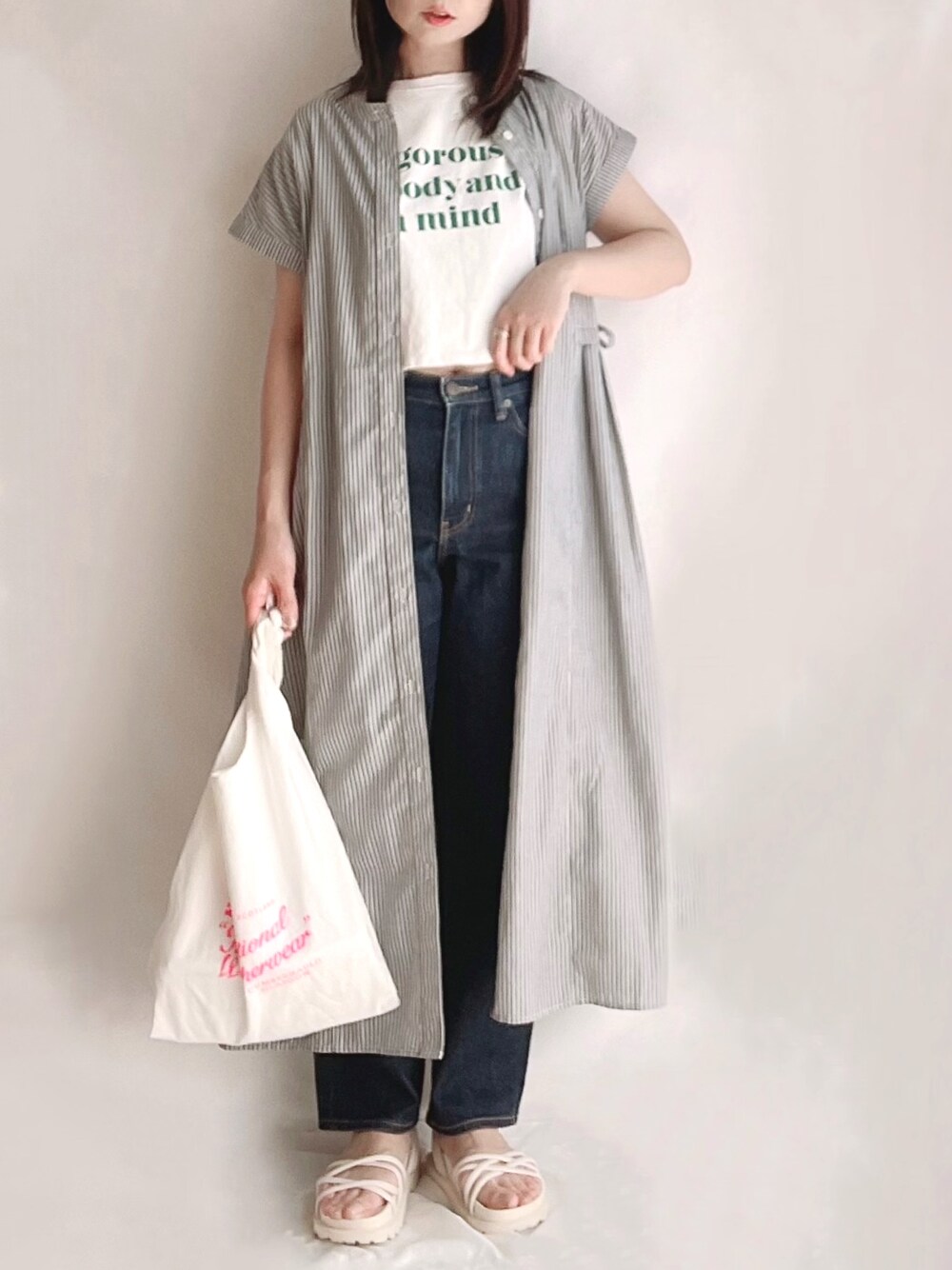 「UR Lab.、URBAN RESEARCH、ウエストタックフレンチワンピース、ウエストタック、ワンピース、デニム、春夏コーデ、トートバッグ、エコバッグ、ロゴT、クロップドTシャツ、クロスサンダル、PR」｜「UR Lab.の『UR TECH Smart Linen Touch』ウエストタックフレンチワンピース（ワンピース、ブラック系）」を使った、hitomiさん（レディース・158cm）の春コーディネートの1枚目の写真