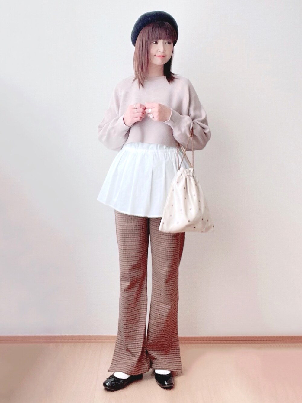 「URBAN RESEARCH、UR Lab.、フレアパンツ、大人カジュアル、アーバンリサーチ、チェック、レイヤードスタイル、レイヤード、バレエシューズ、PR、ベレー帽、巾着ポーチ」｜「UR Lab.のブラウスコンビショートニットプルオーバー（ニット/セーター、ブラウン系）」を使った、hitomiさん（レディース・158cm）の冬コーディネートの1枚目の写真