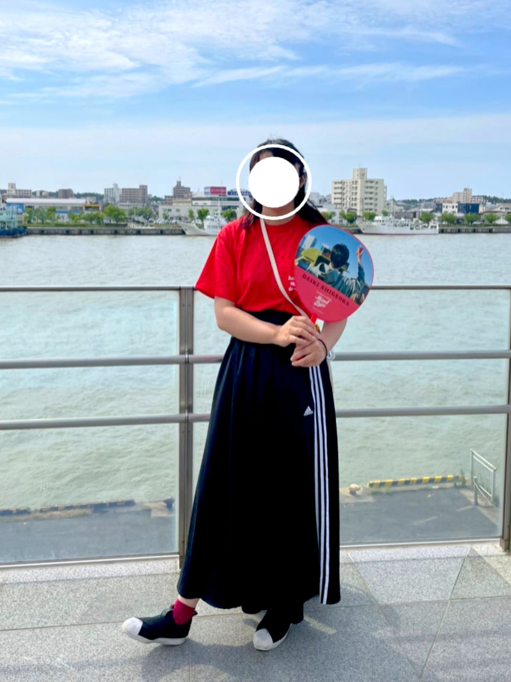 「ジャニーズWEST、推し色コーデ、カラー×コーデ、スポーツミックス、赤Tシャツ、adidasスカート、coen、adidas」｜「adidasのadidas adidas SS スリッポン [SS Slip-On] アディダスオリジナルス（スリッポン、ブラック系）」を使った、おみっちゃん☺︎さん（レディース・165cm）の春コーディネートの1枚目の写真