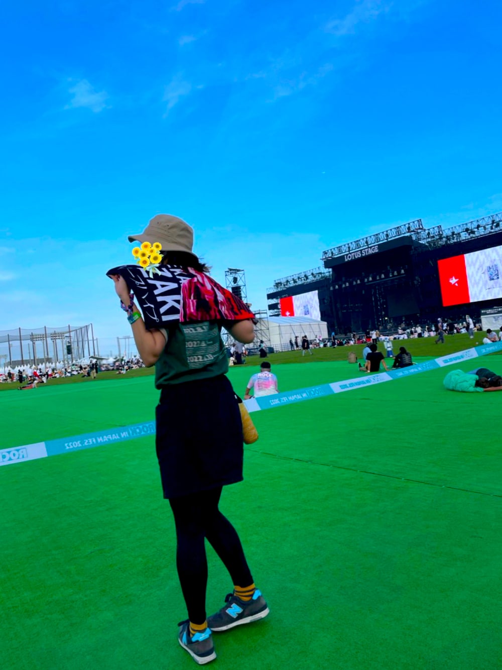 「フェススタイル、夏フェス、ロッキン、ROCKINJAPAN、RIJF2022、ユニクロ、秋コーデ、エアリズムレギンス、台形スカート、リンガーTシャツ、真夏のアクティブスタイル、夏コーデ、スカート、ロゴT、ニューバランス」｜「NEW BALANCEのアイテム（スニーカー、ブルー系）」を使った、おみっちゃん☺︎さん（レディース・165cm）の夏コーディネートの1枚目の写真